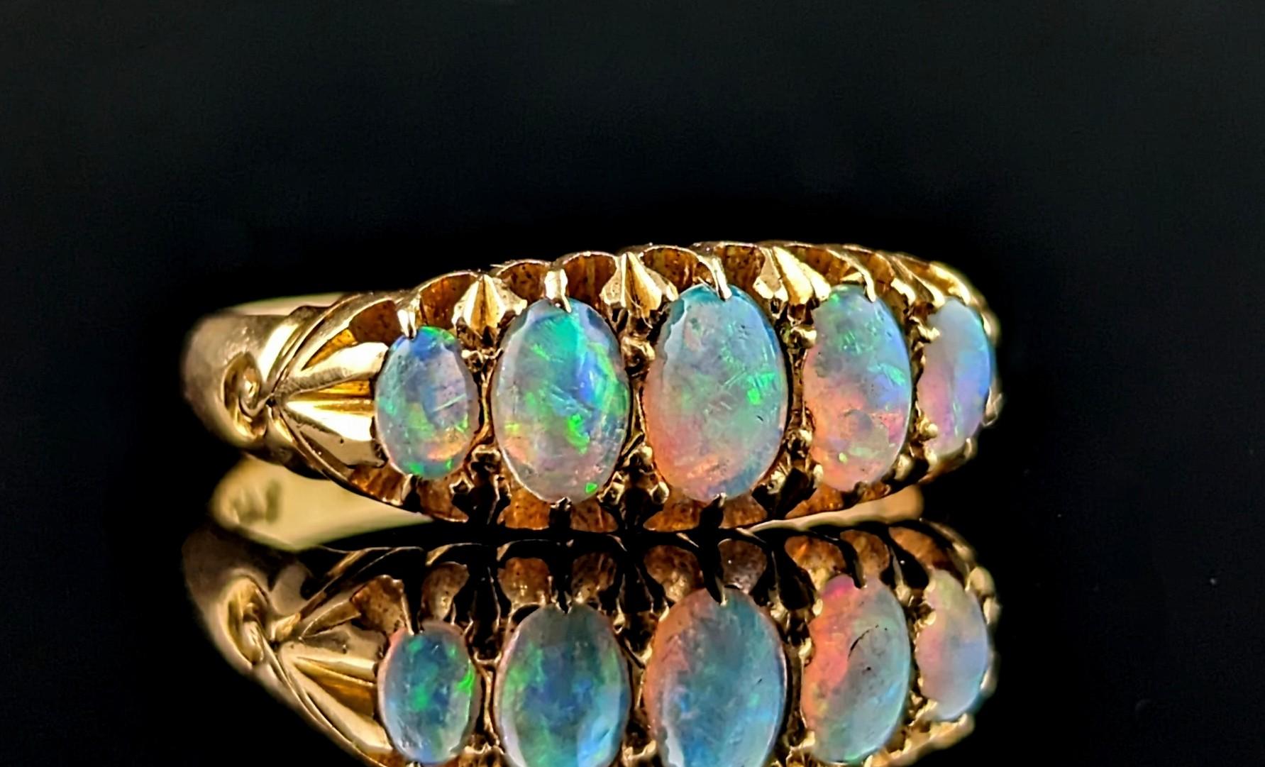 Cabochon Anello antico con cinque pietre di Opale, oro giallo 18 carati