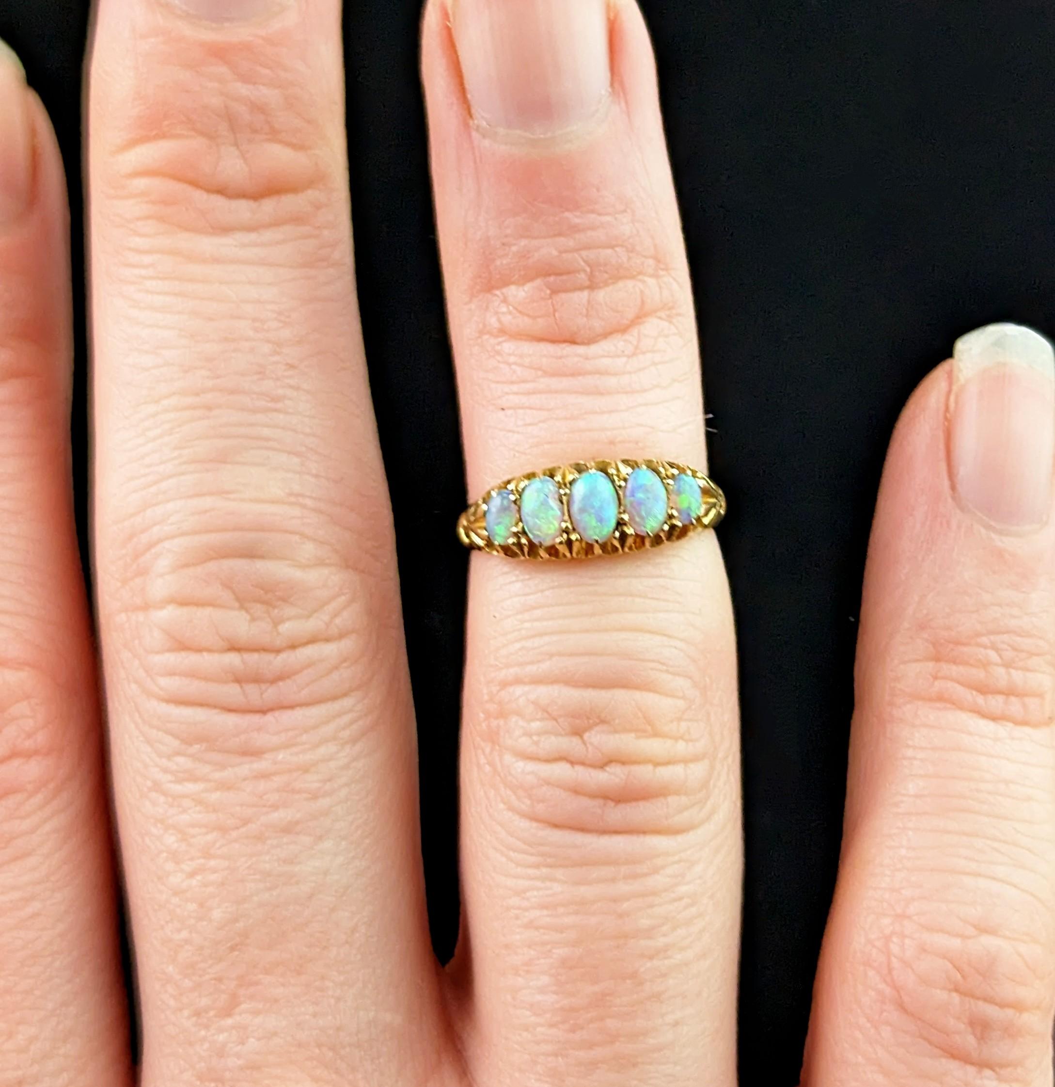 Antique Opal five stone ring, 18k yellow gold  In Fair Condition For Sale In NEWARK, GB