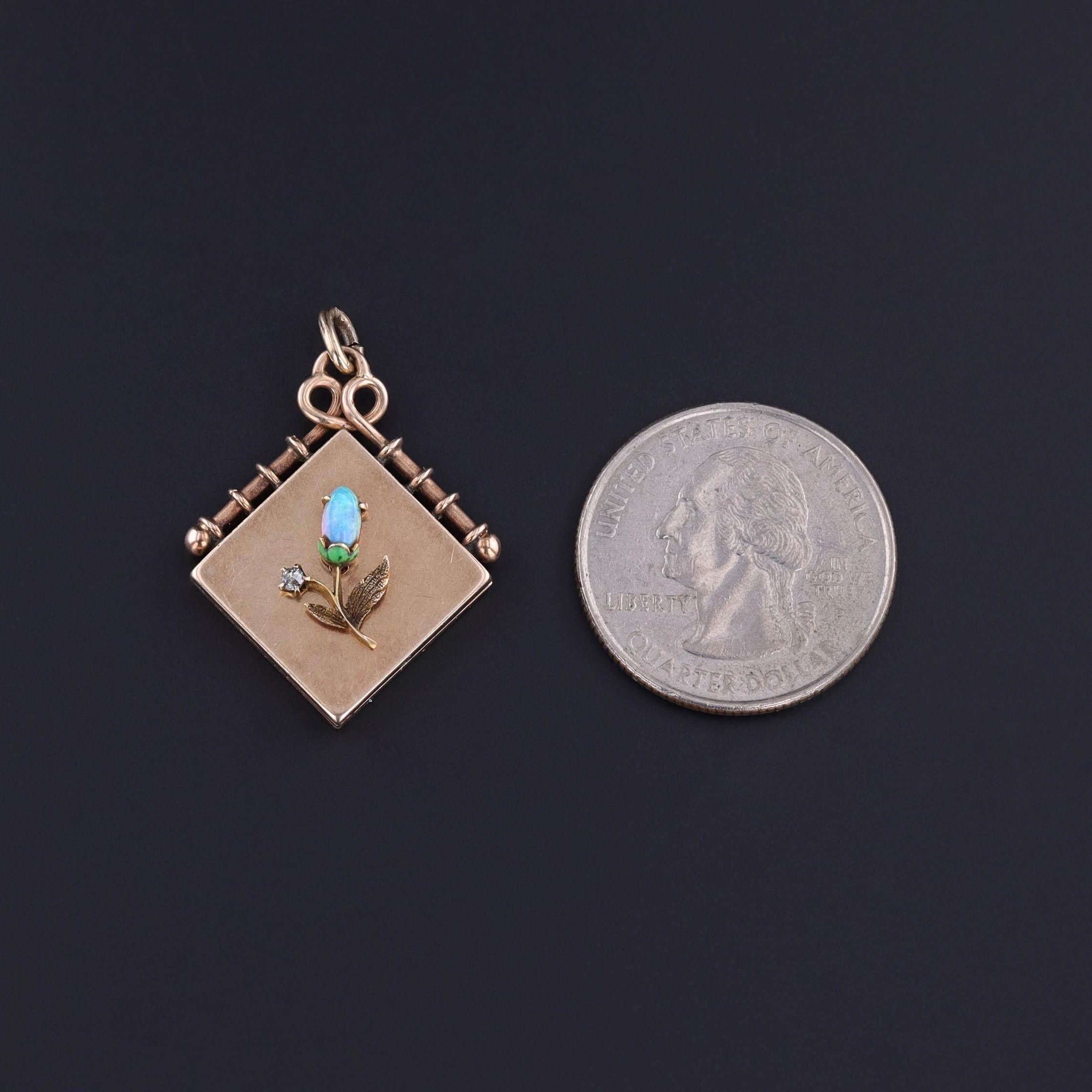 Medaglione antico in opale: Questo medaglione presenta un fiore di opale e diamanti in cima a un medaglione in oro 10k. È stato creato rivettando la testa di un'antica spilla (circa 1890) su un antico medaglione (circa 1910).

Il pezzo misura 1,3
