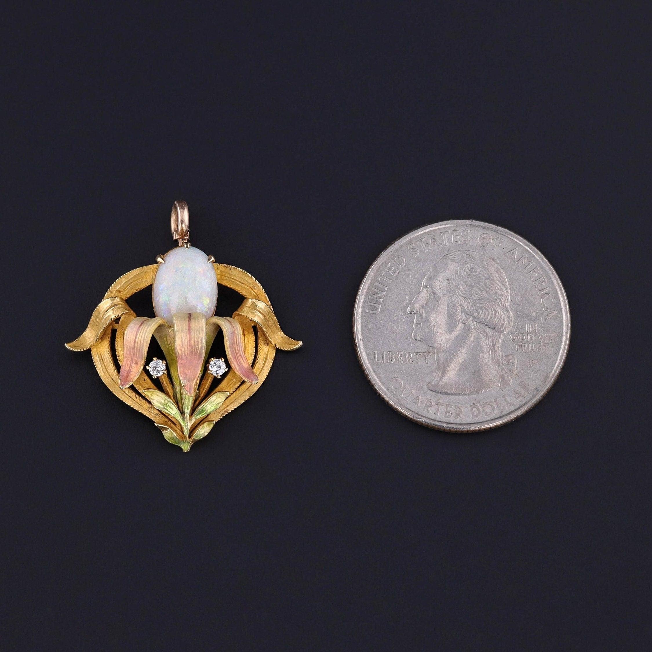 Ciondolo antico a forma di fiore d'opale: Immergiti nell'eleganza dei primi anni del XX secolo con questo Jewell in stile Art Nouveau che raffigura un grazioso iris di opale ornato da smalto rosa e verde e da due scintillanti accenti di