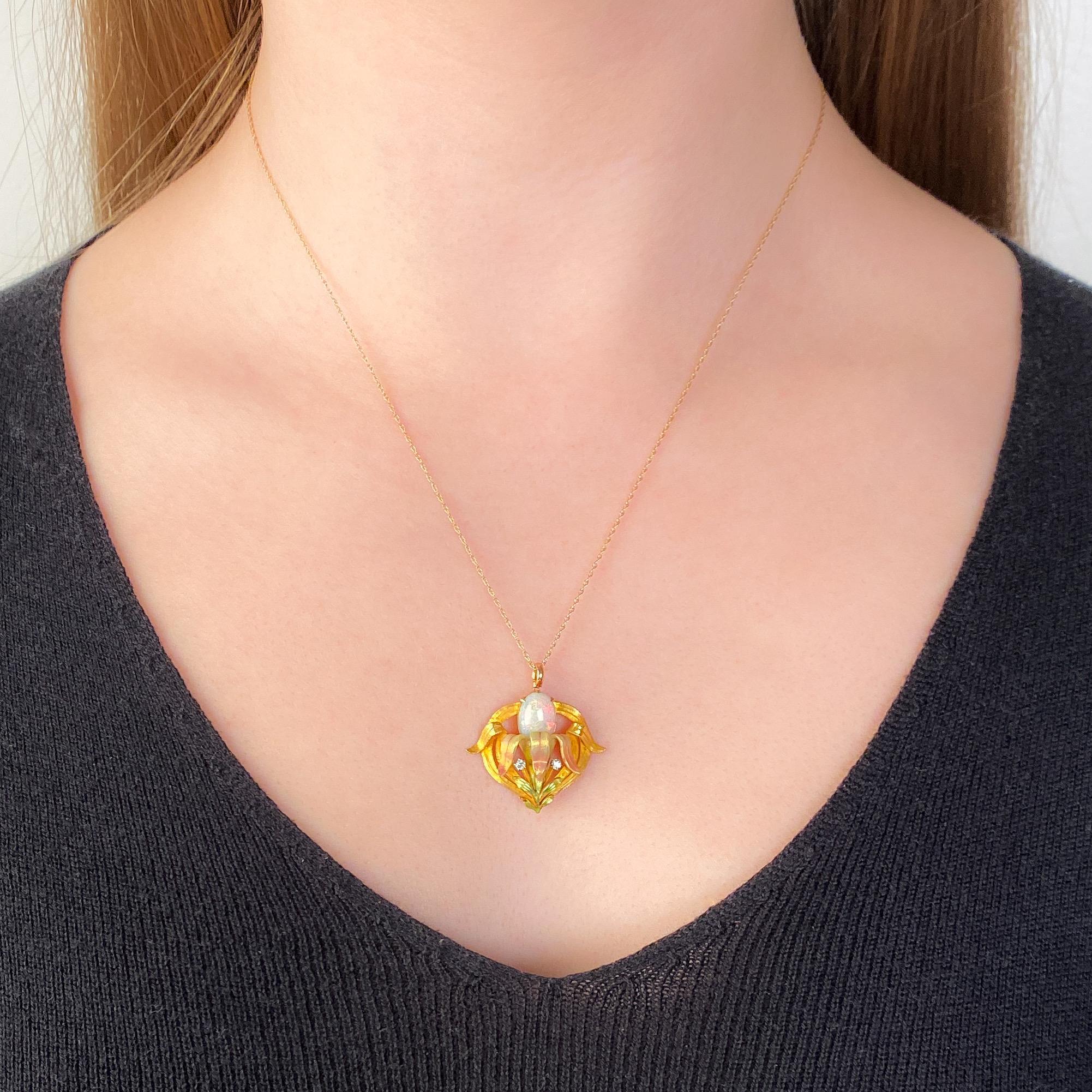 Taglio a sfera Ciondolo antico a forma di fiore d'opale in oro 14k in vendita