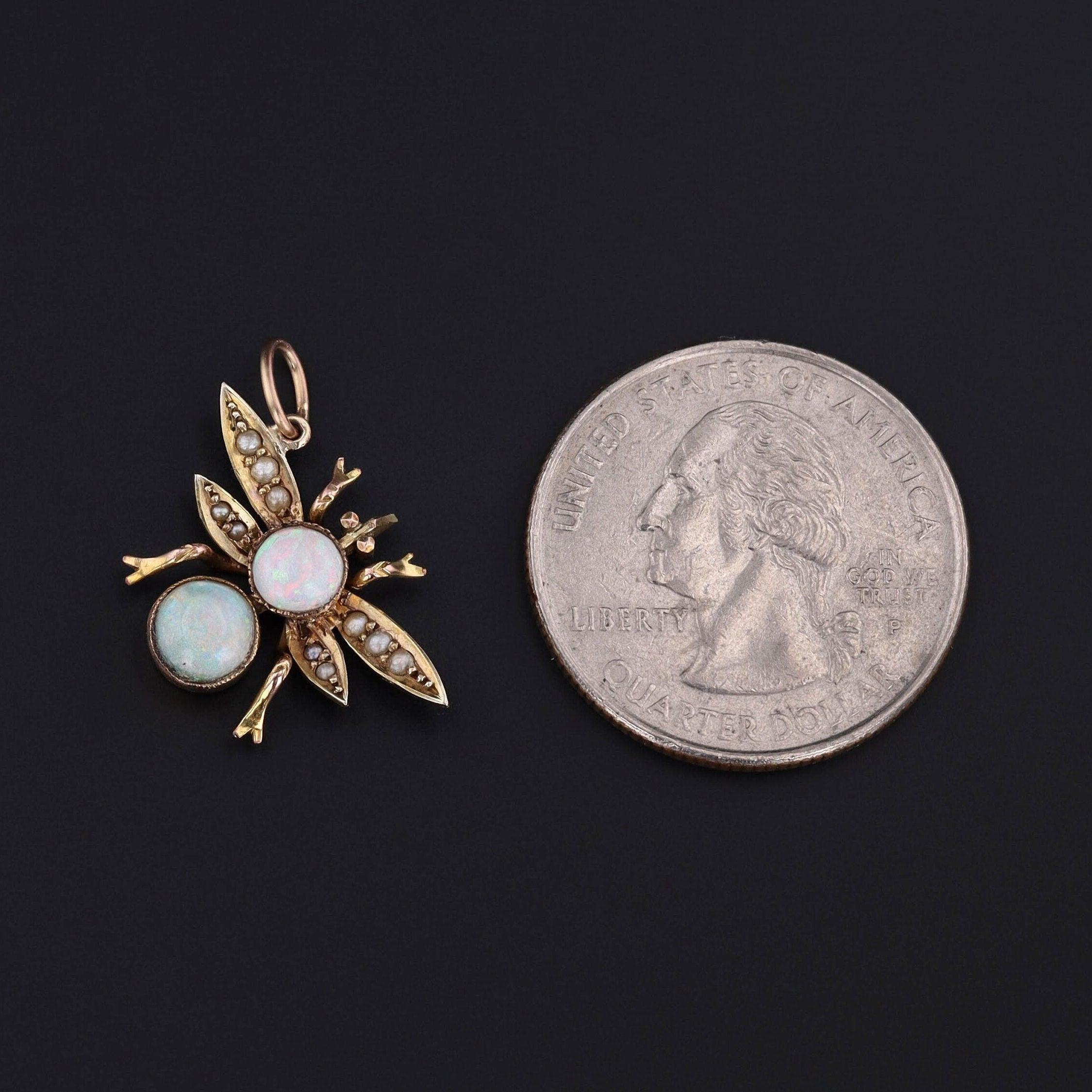 Colgante Victoriano de Ópalo y Perla con Insecto en Oro de 10K - Conversión en Broche, Circa 1890-1900

Una rara fusión de capricho y elegancia, este colgante de insecto victoriano da vida al encanto antiguo con ópalos resplandecientes, lustrosas