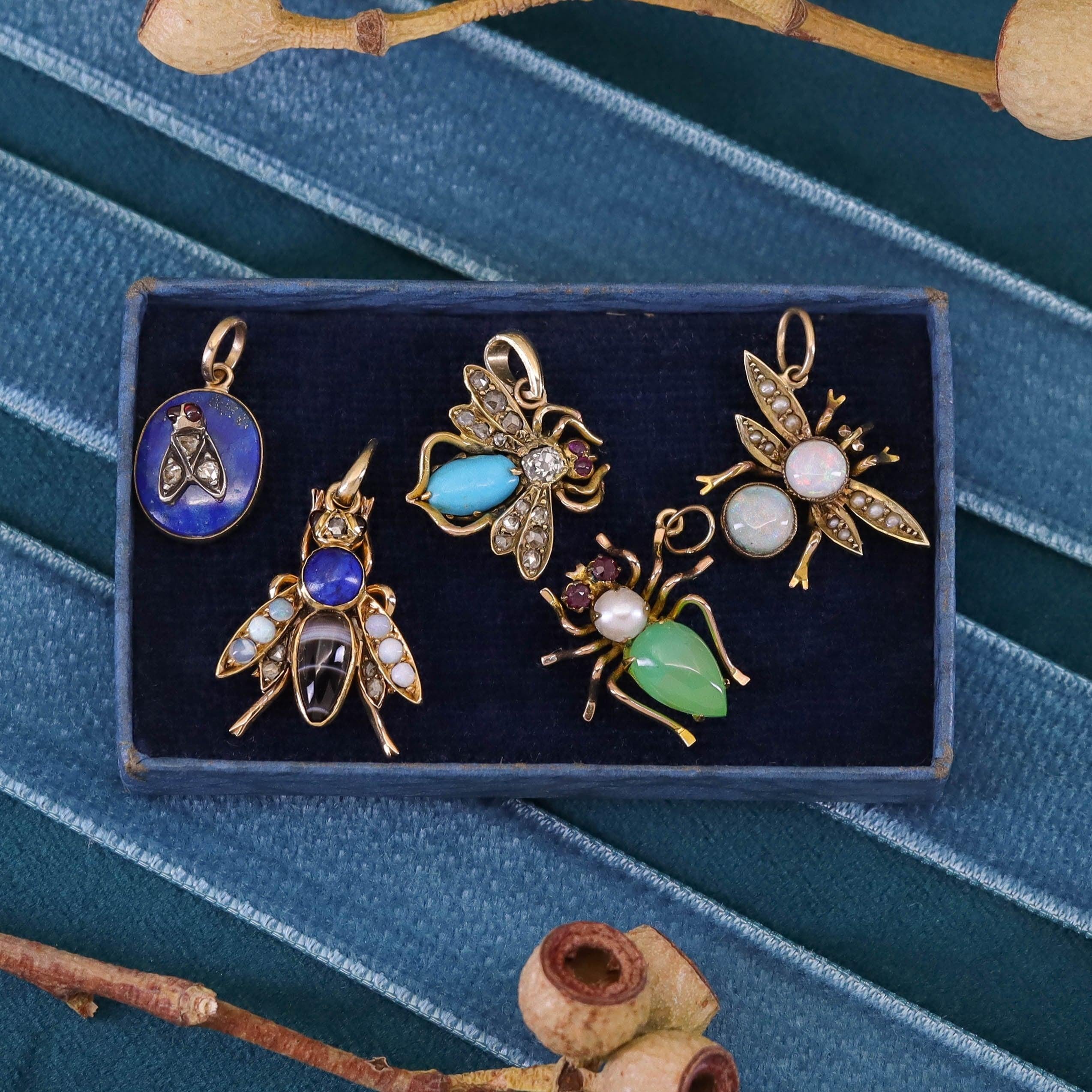 Antiguo amuleto de oro de 10 quilates para convertir un insecto en ópalo en venta 1
