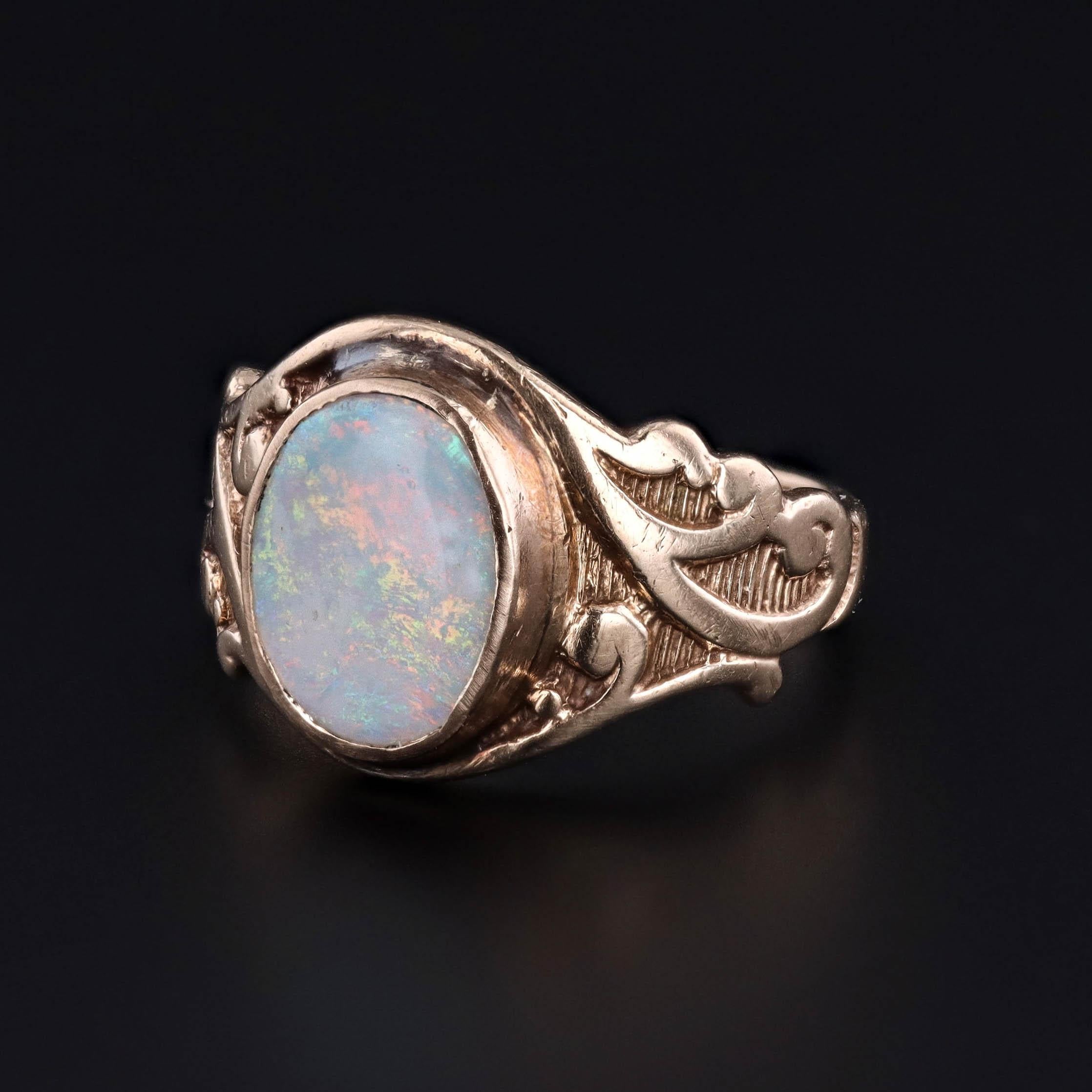 Bague ancienne en or 10k avec opale - Circa 1910

Cette bague ancienne en opale, datant d'environ 1910, rayonne d'un charme intemporel avec son jeu lumineux de couleurs et ses proportions délicates. Réalisée en or jaune 10k, cette bague est ornée