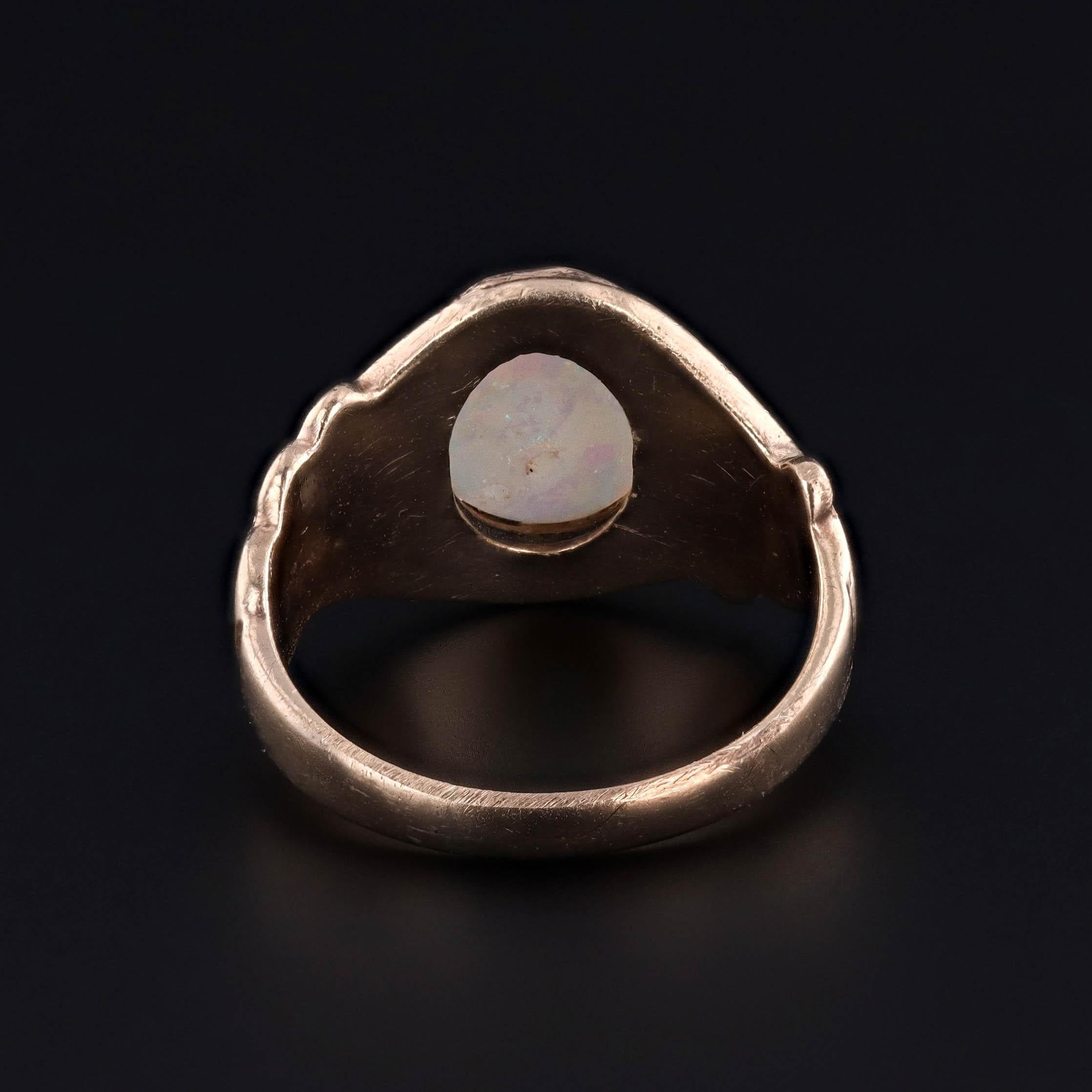 Taille ovale Bague ancienne en or 10k avec opale en vente