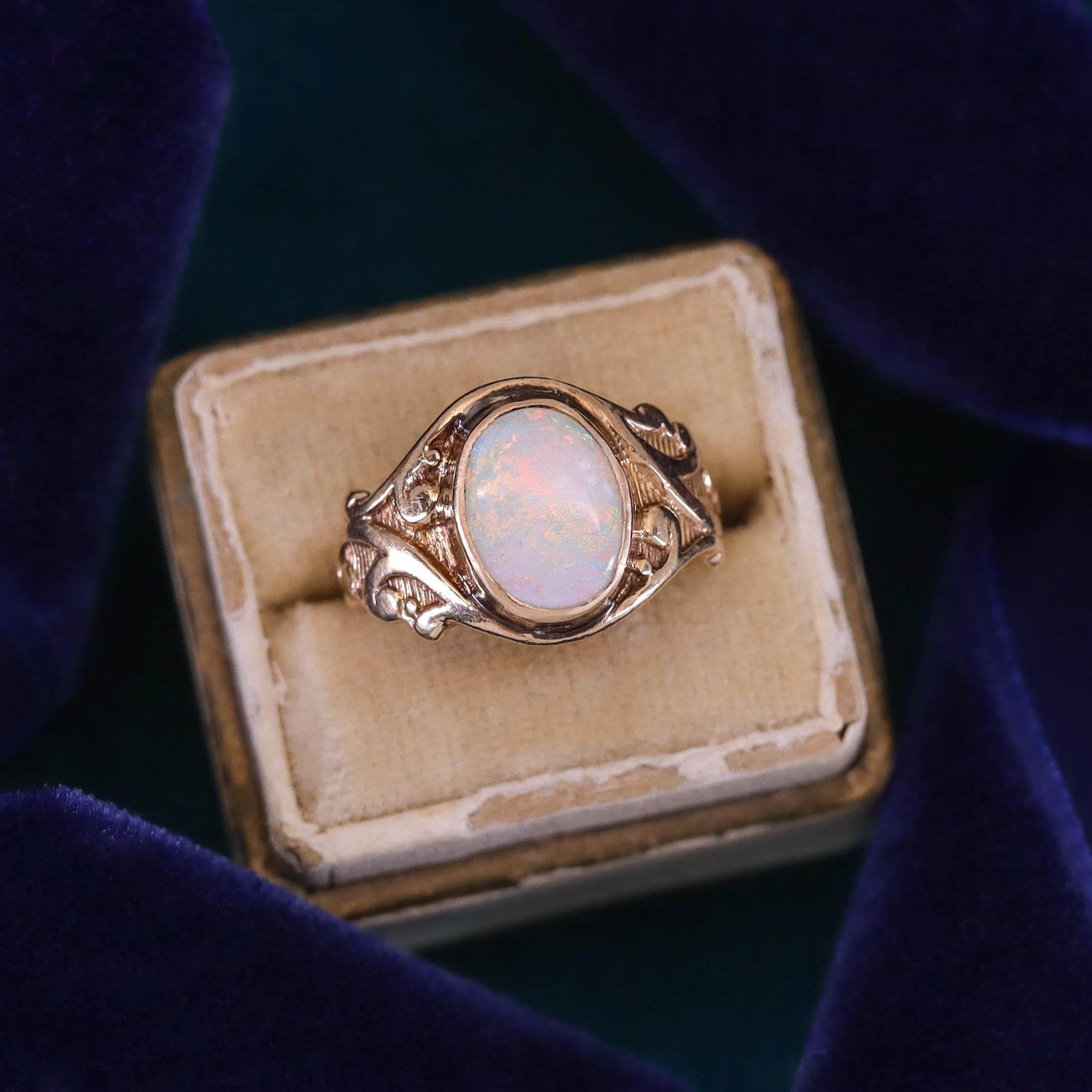 Bague ancienne en or 10k avec opale en vente 1