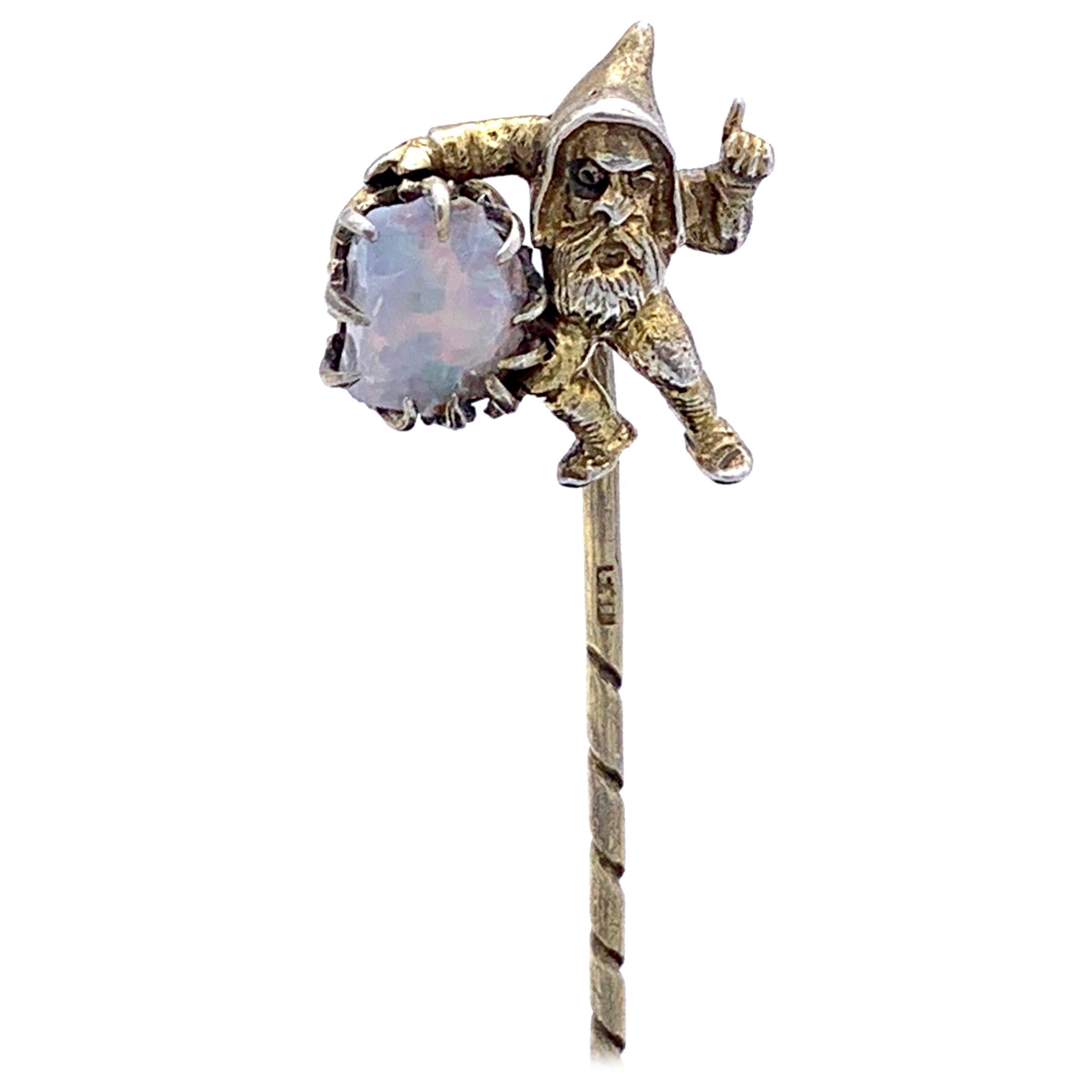 Antike Opal-Silber-Stickerei-Krawattennadel eines Gnome im Angebot