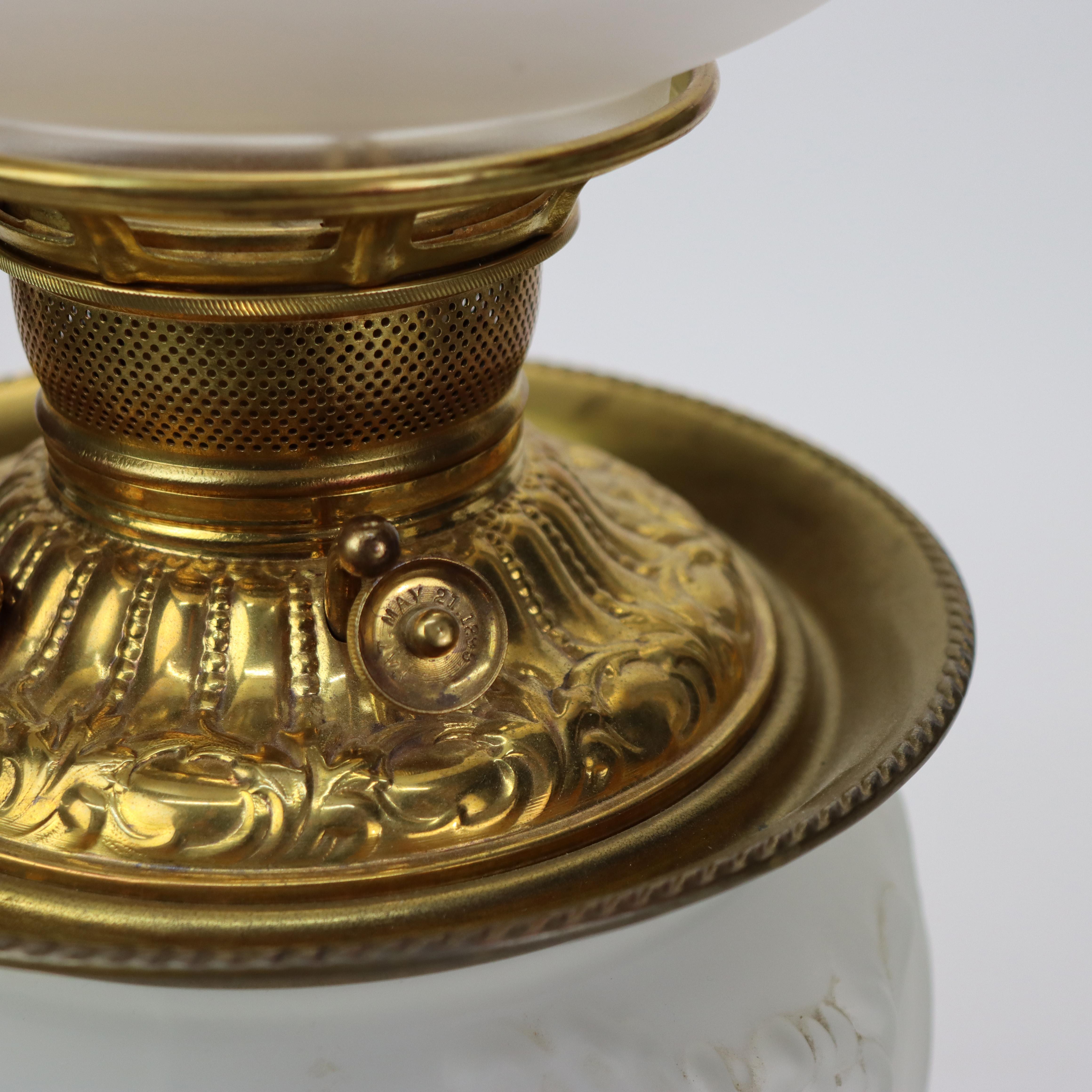 Antica lampada ad olio in vetro opalescente goffrato 