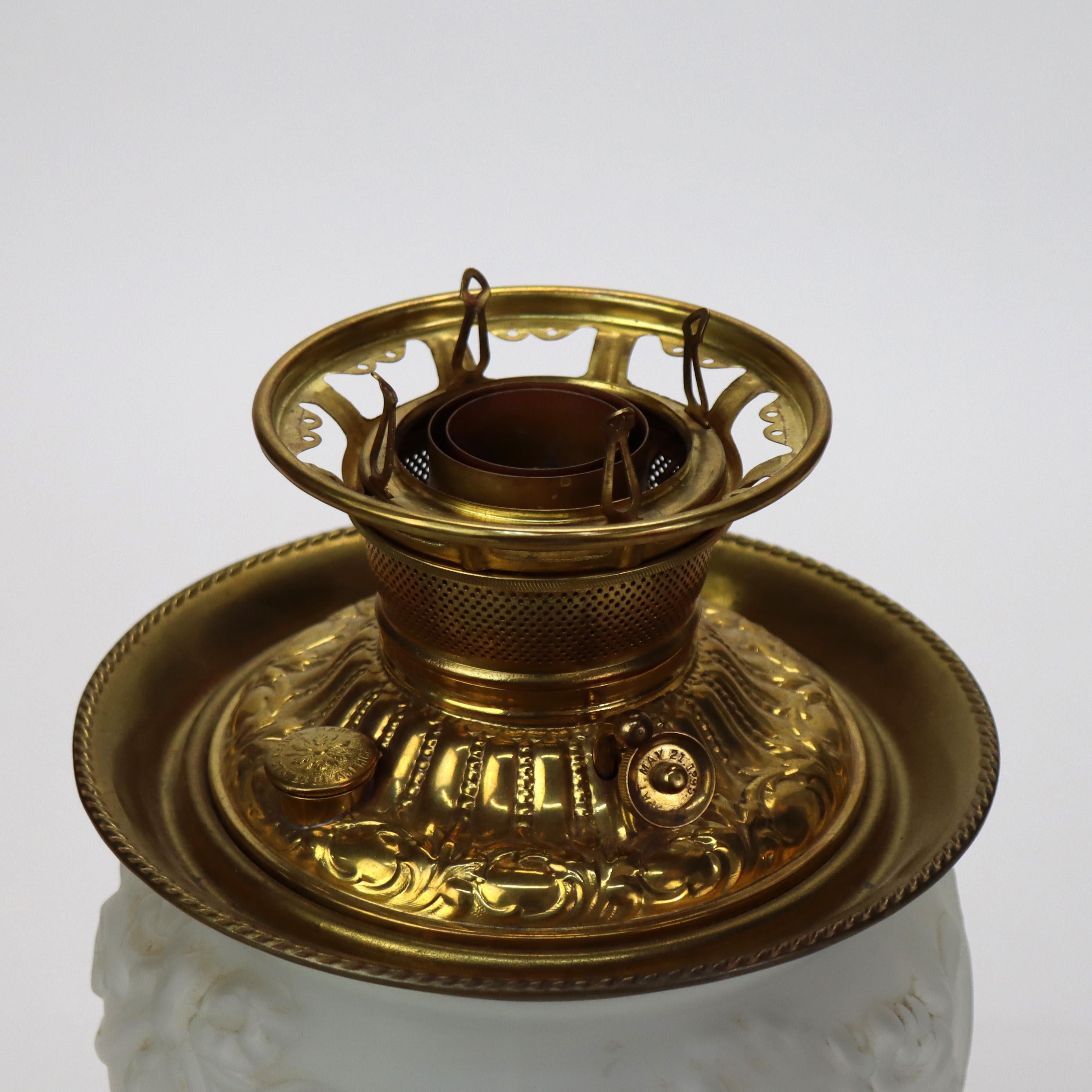 Antica lampada ad olio in vetro opalescente goffrato 