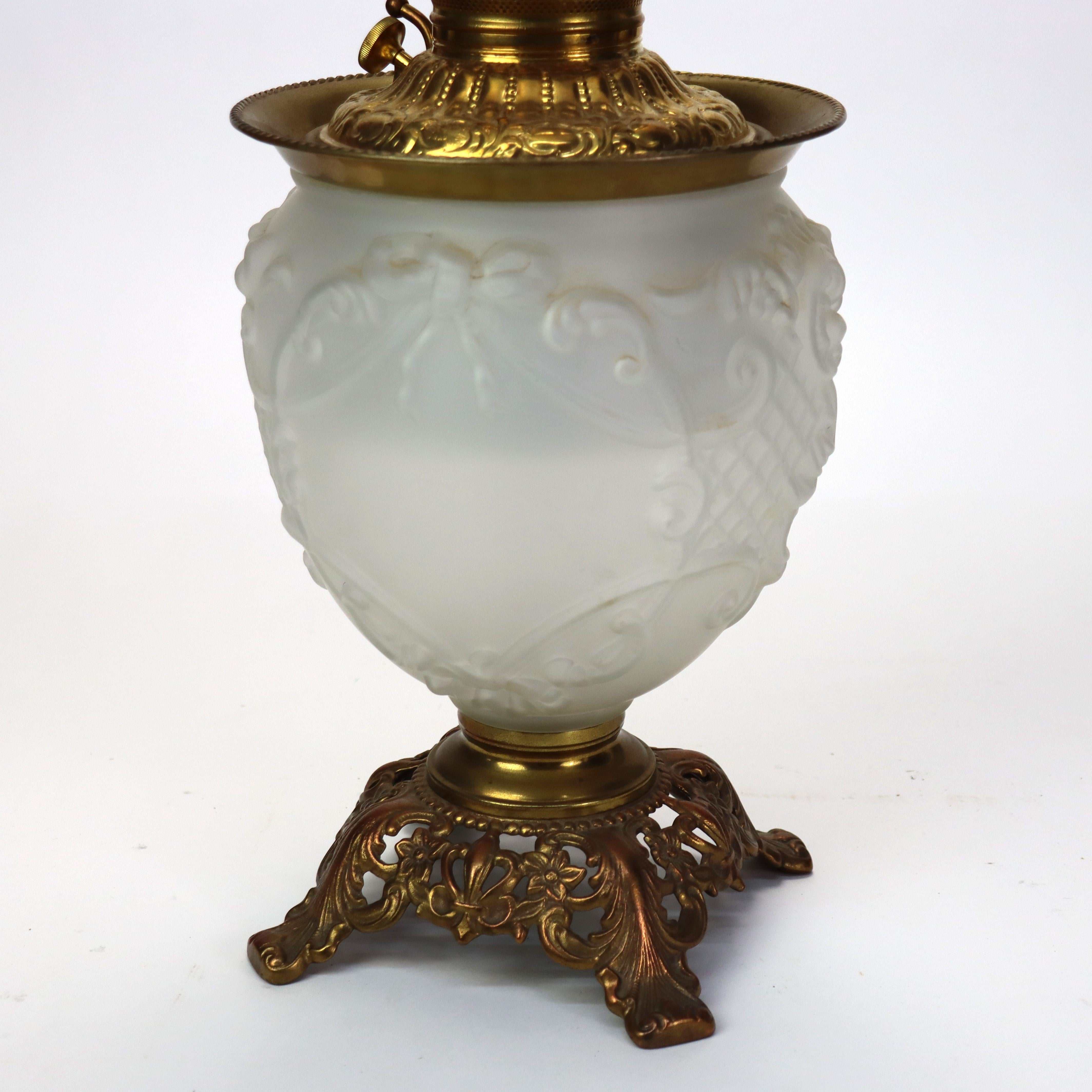Antica lampada ad olio in vetro opalescente goffrato 