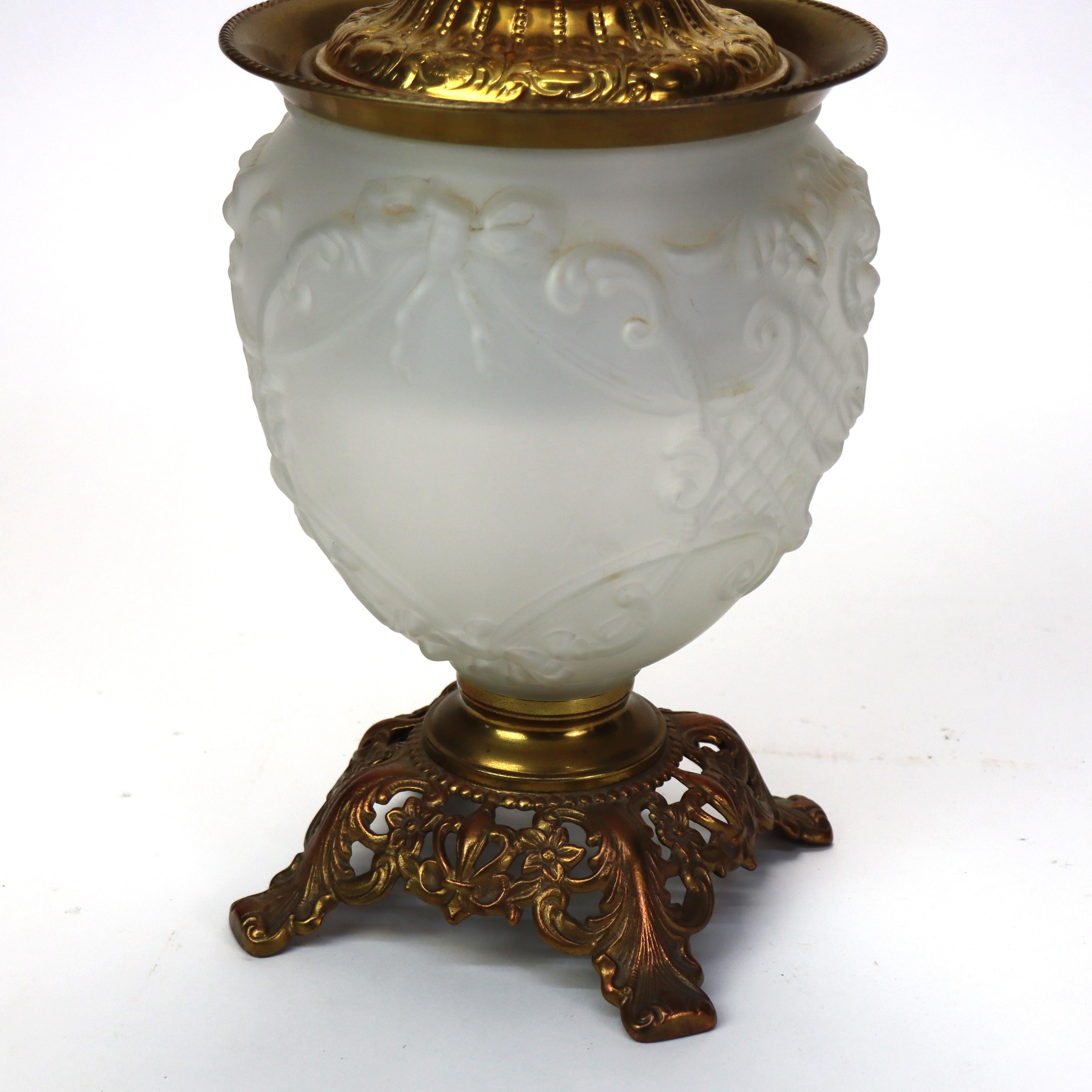Antica lampada ad olio in vetro opalescente goffrato 