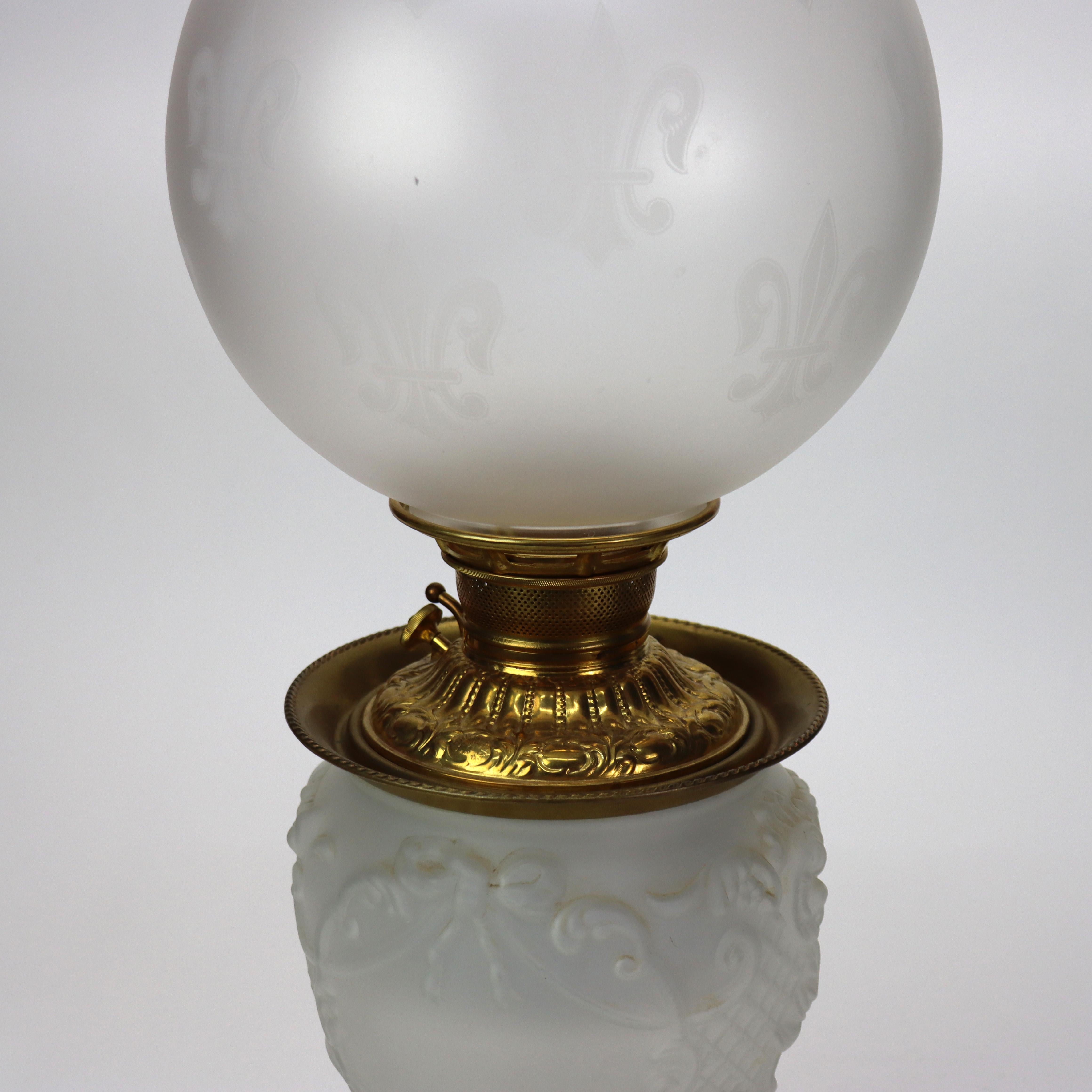 Antica lampada ad olio in vetro opalescente goffrato 