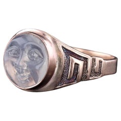 Antiker opalisierender Glasring „Man in the Moon“ aus 8 Karat Gold