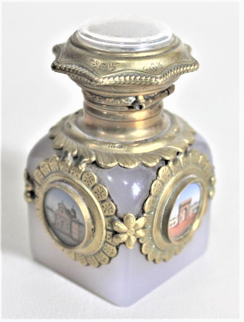 Antike opalisierende Parfümflasche mit Messingbeschlägen und gemalten Medaillons (Französisch) im Angebot
