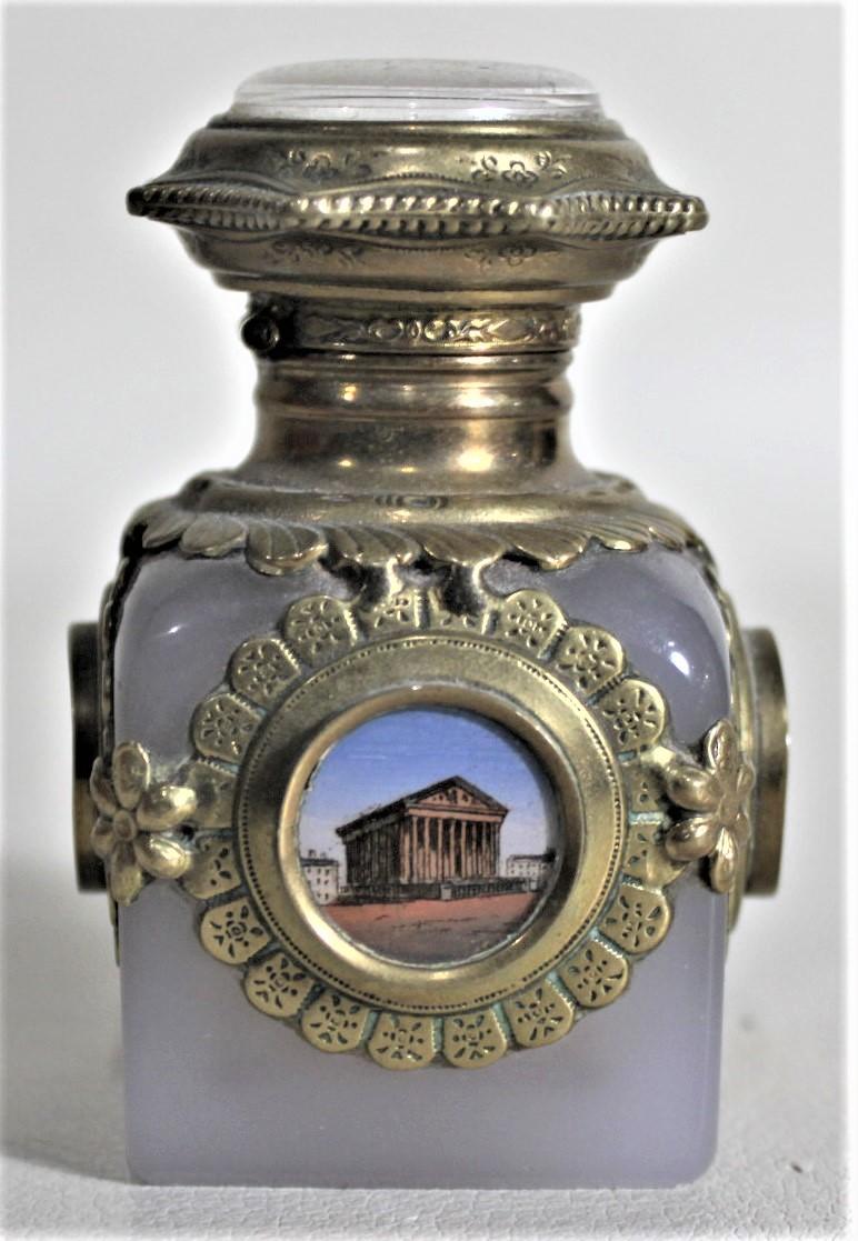 Antike opalisierende Parfümflasche mit Messingbeschlägen und gemalten Medaillons (Handbemalt) im Angebot