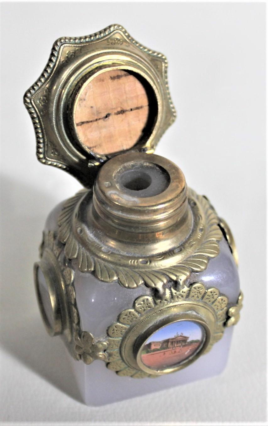 Antike opalisierende Parfümflasche mit Messingbeschlägen und gemalten Medaillons (19. Jahrhundert) im Angebot