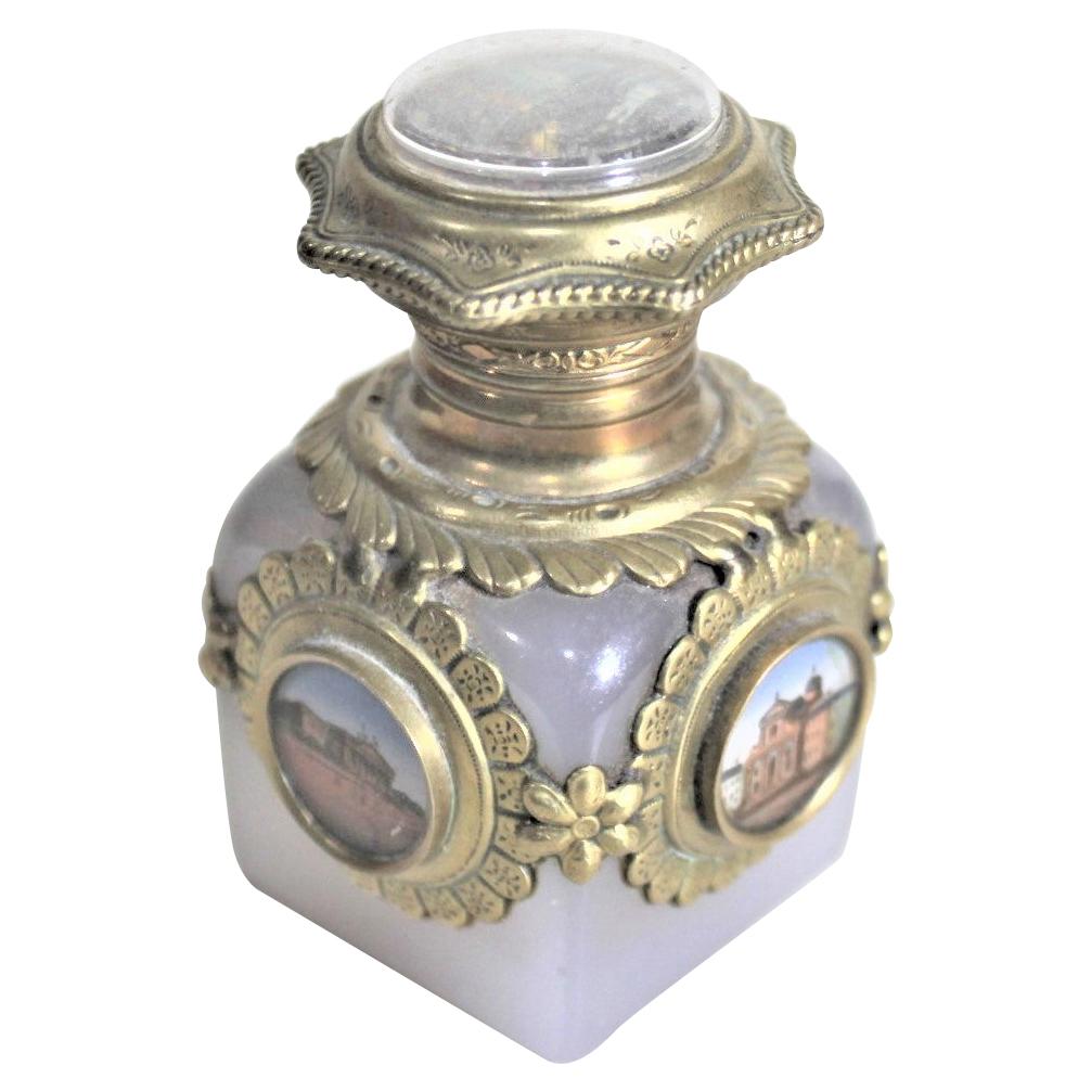 Antike opalisierende Parfümflasche mit Messingbeschlägen und gemalten Medaillons im Angebot