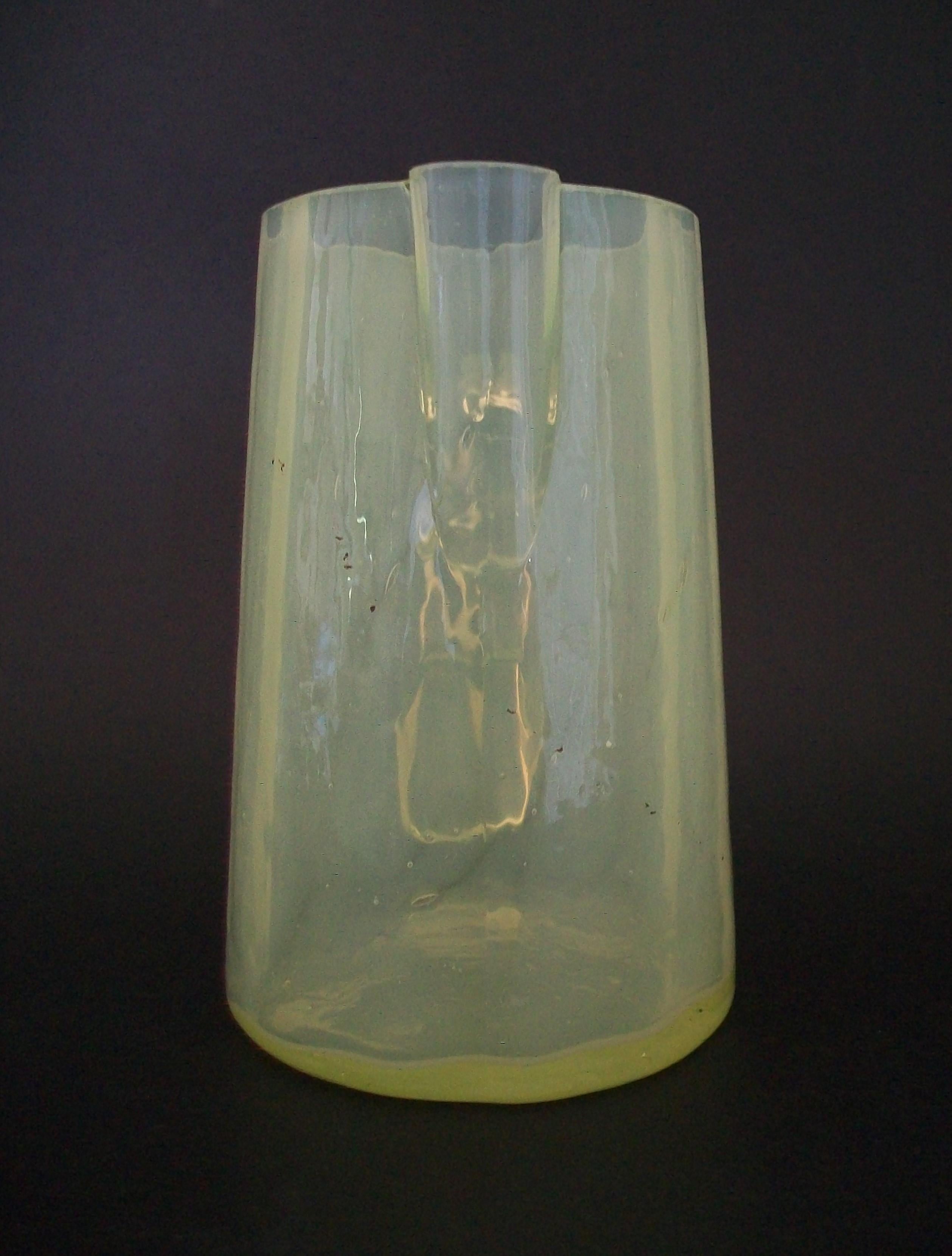 Américain Pichet ancien en verre opalescent en forme de vaseline, non signé, États-Unis, vers 1900 en vente