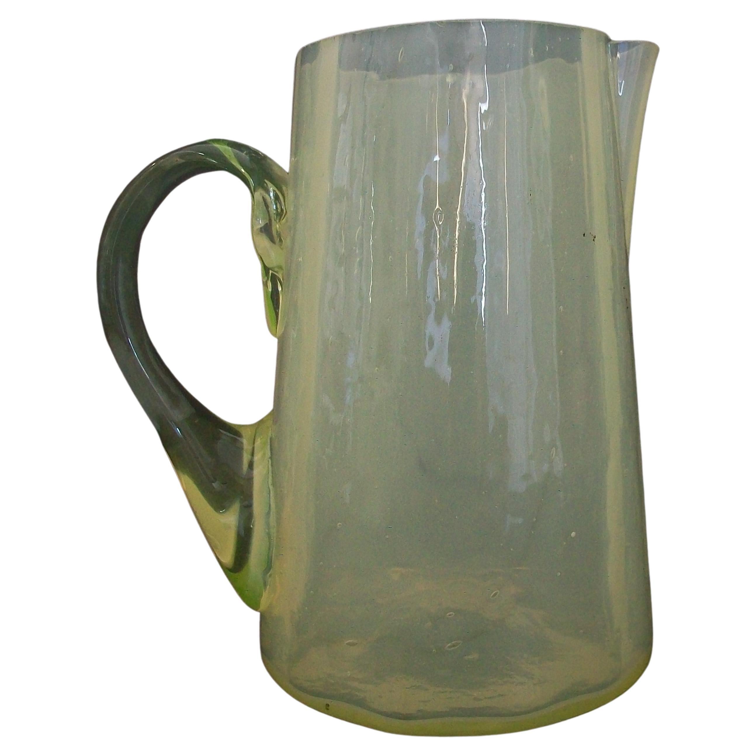 Antica brocca di vaselina in vetro opalescente, non firmata, U.S.A., circa 1900