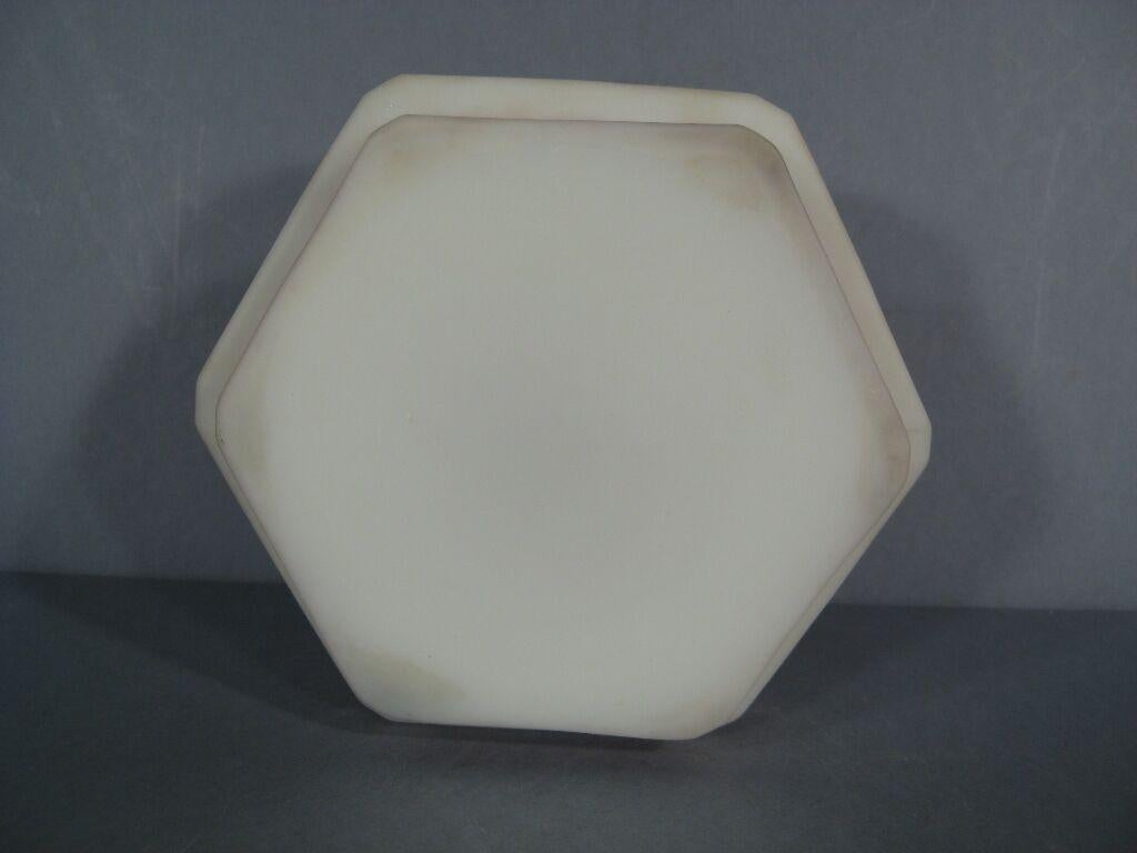 Esta exquisita dulcera opalina antigua añade un toque de elegancia y encanto vintage a la decoración de cualquier hogar. La delicada construcción en vidrio con leche y el diseño intemporal del plato lo convierten en un verdadero tesoro de