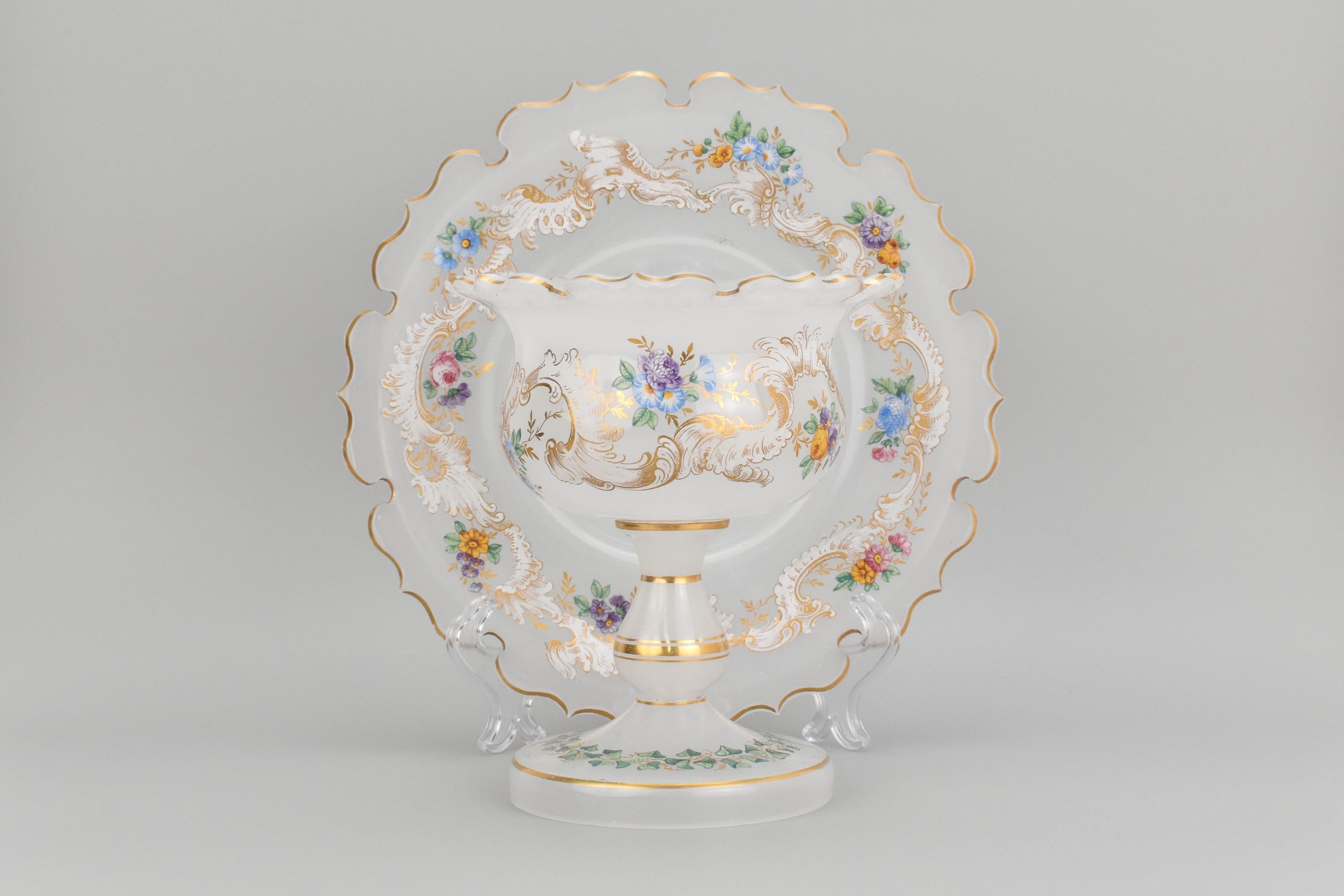 Centro de mesa y plato antiguos de cristal opalino esmaltado, Siglo XIX siglo XIX en venta