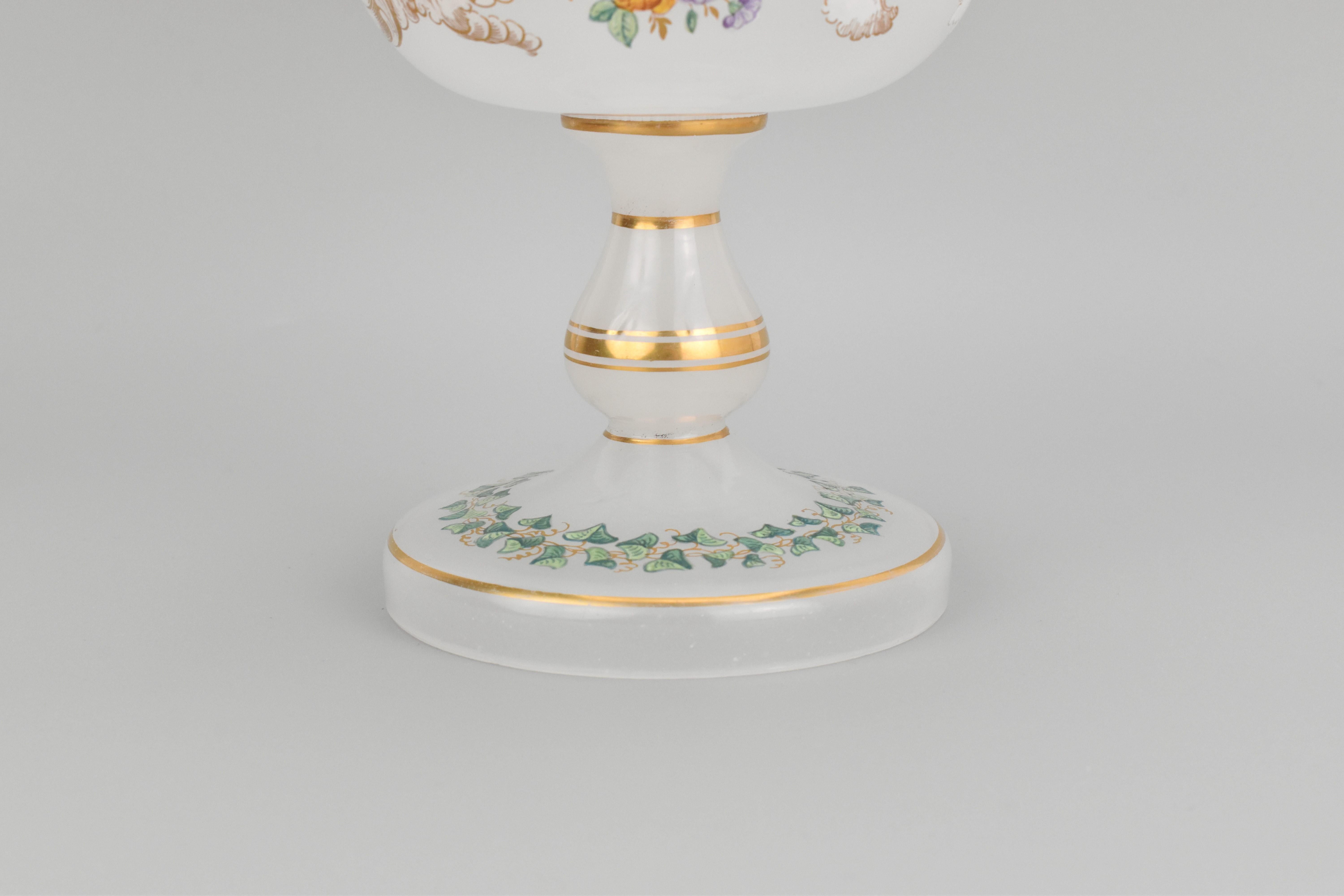 Centro de mesa y plato antiguos de cristal opalino esmaltado, Siglo XIX en venta 4