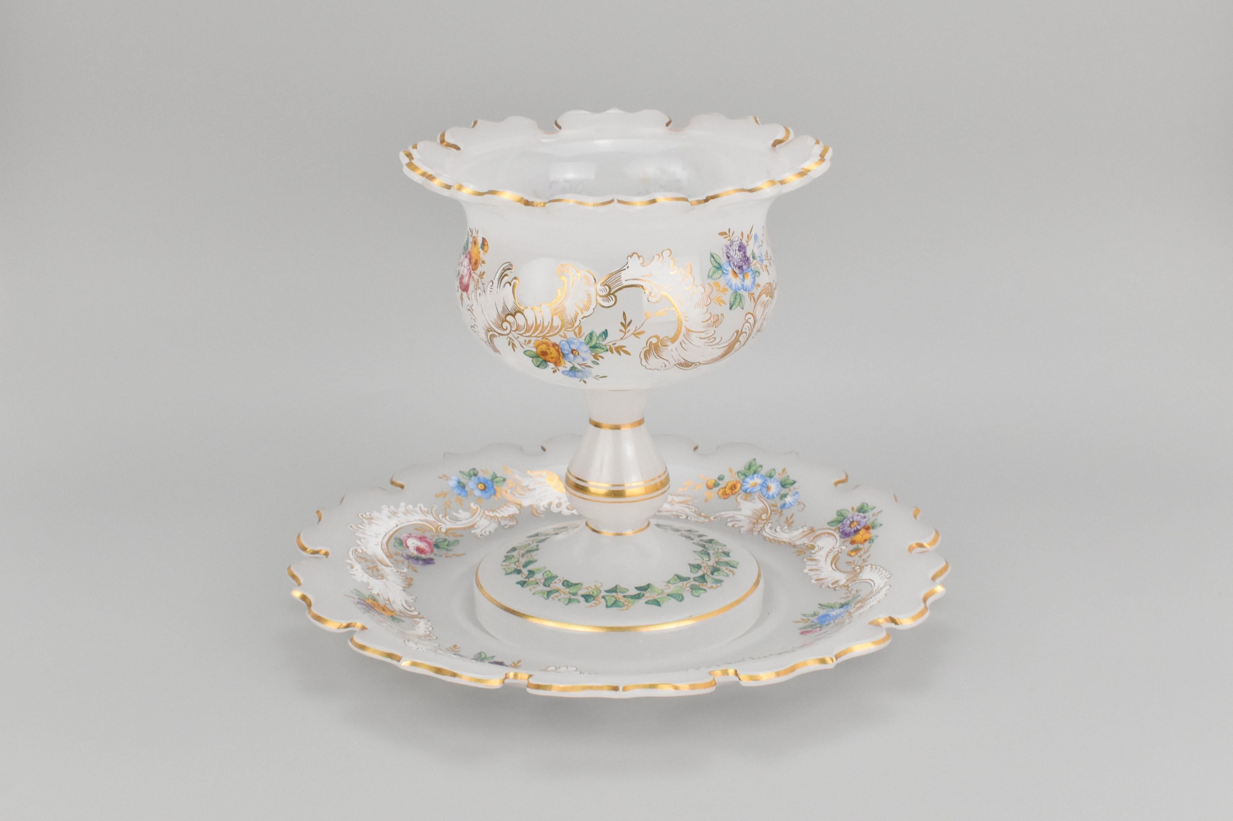 Centro de mesa y plato antiguos de cristal opalino esmaltado, Siglo XIX Esmaltado en venta