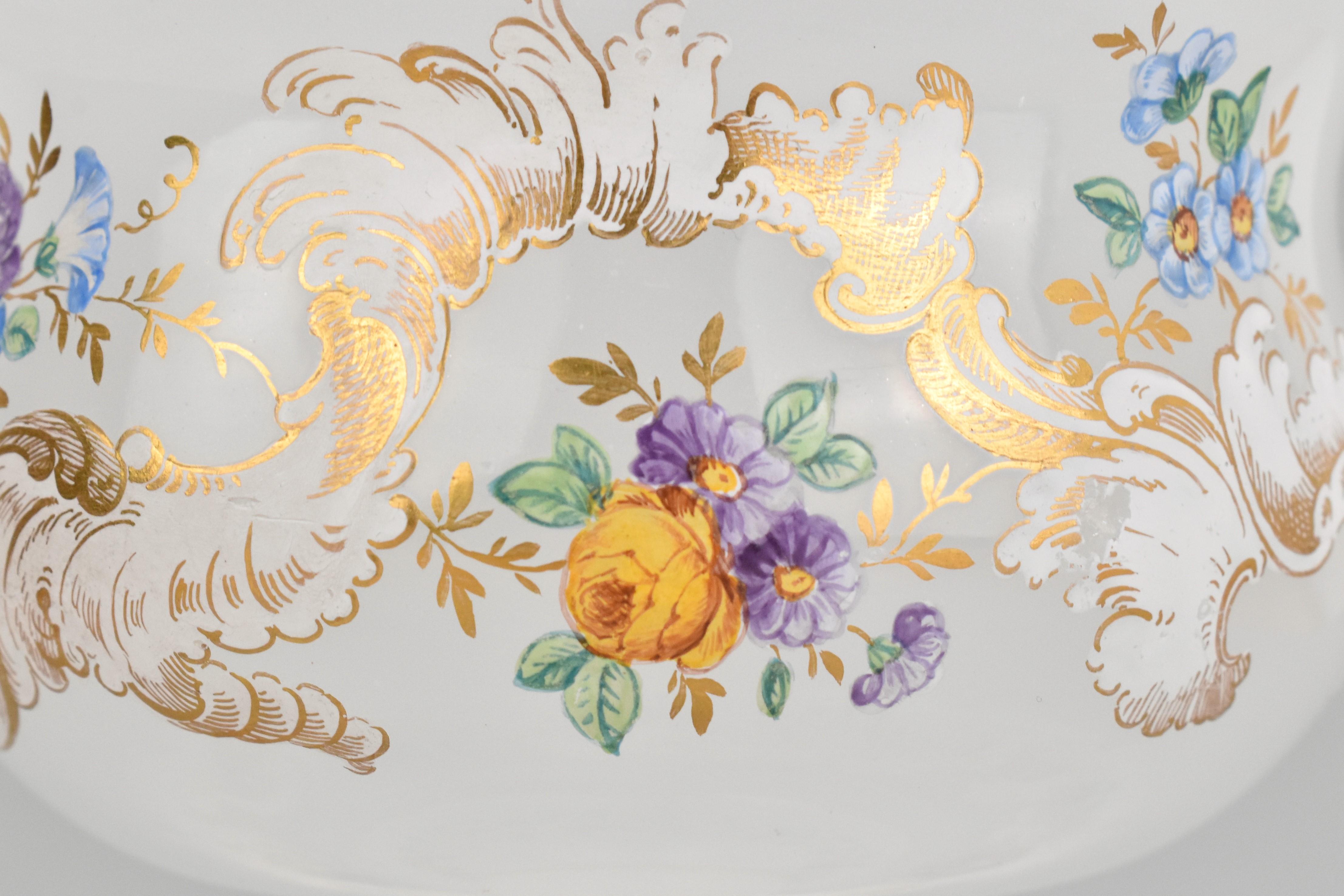 Centro de mesa y plato antiguos de cristal opalino esmaltado, Siglo XIX en venta 3