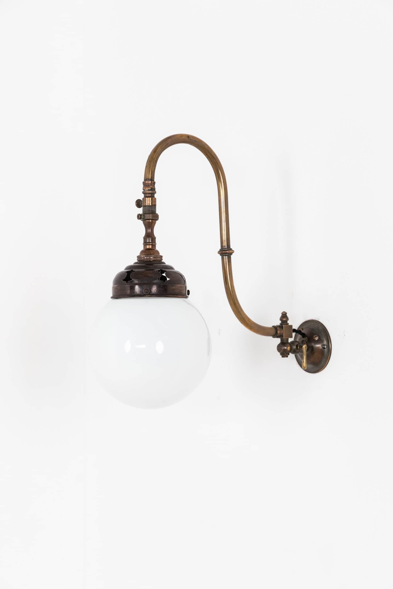 

Applique murale aux formes élégantes avec abat-jour en verre opalin fabriquée par William Sugg & Co. c.C. 1900

Ancienne lampe à gaz en laiton avec une belle patine, convertie professionnellement à l'électricité tout en conservant toutes les