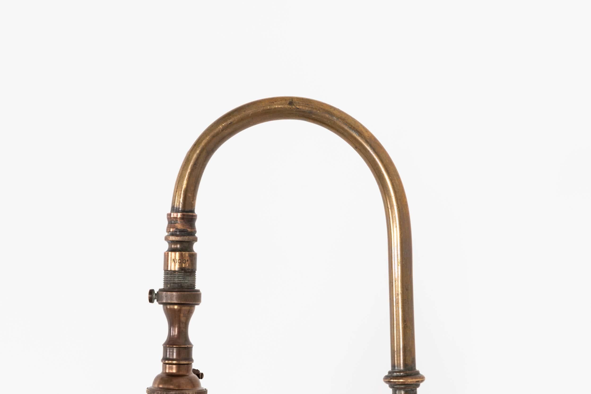 Édouardien Ancienne lampe murale à gaz William Walls en verre opalin et laiton, C.C. 1900 en vente
