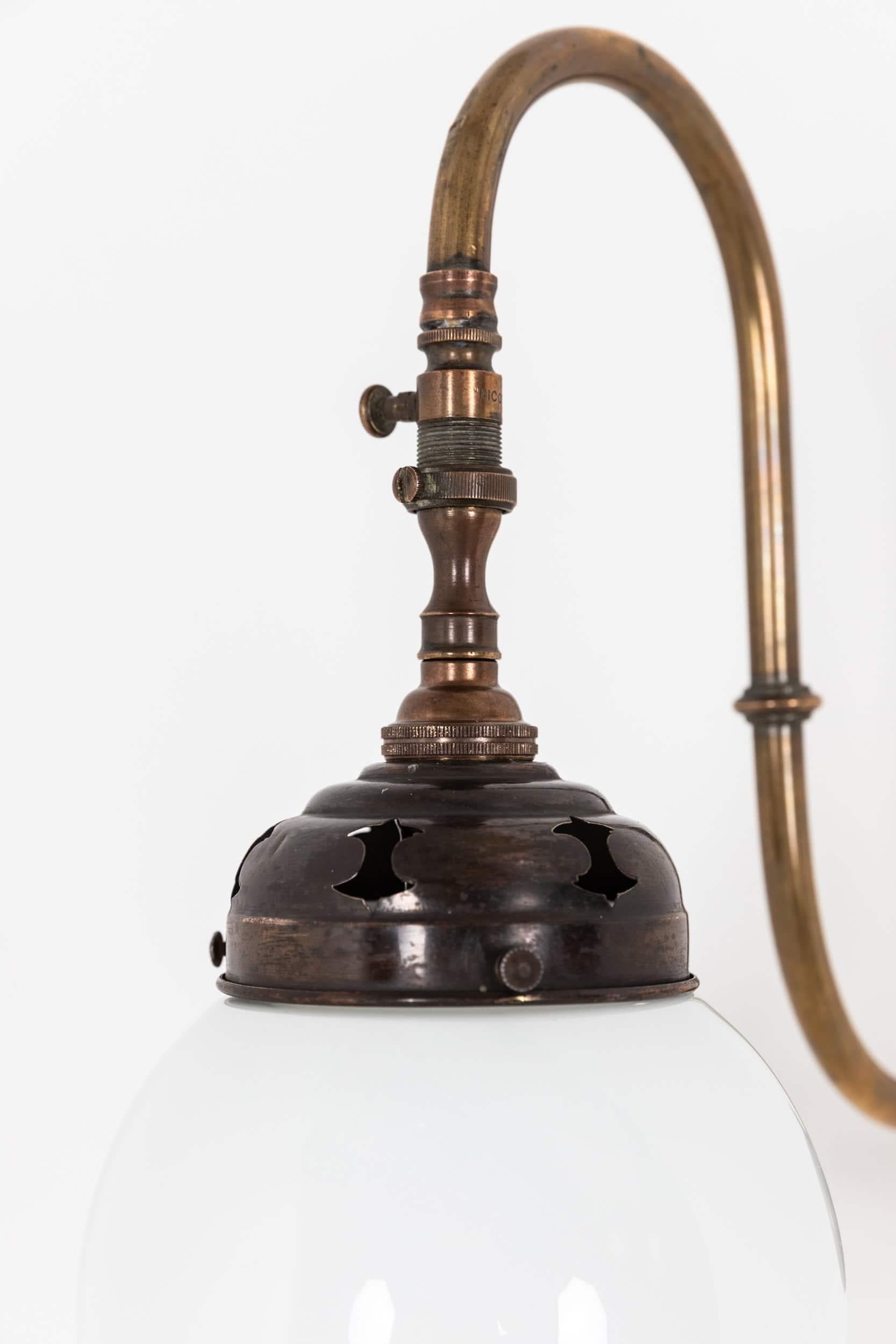Anglais Ancienne lampe murale à gaz William Walls en verre opalin et laiton, C.C. 1900 en vente