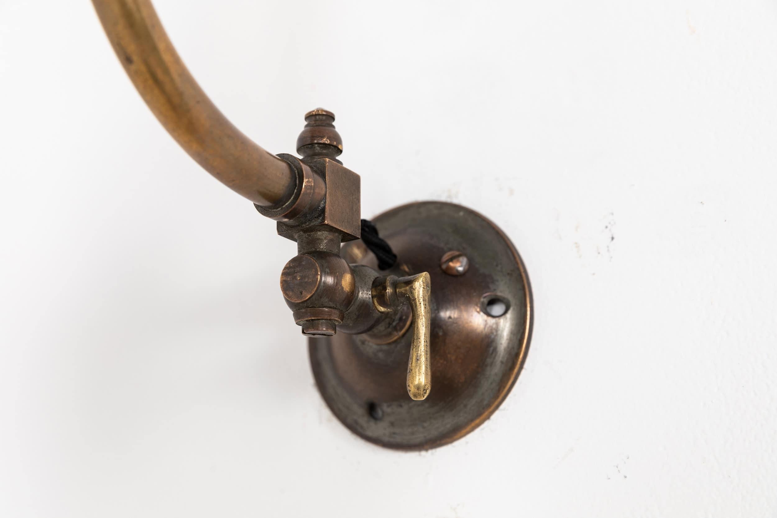 Pressé Ancienne lampe murale à gaz William Walls en verre opalin et laiton, C.C. 1900 en vente