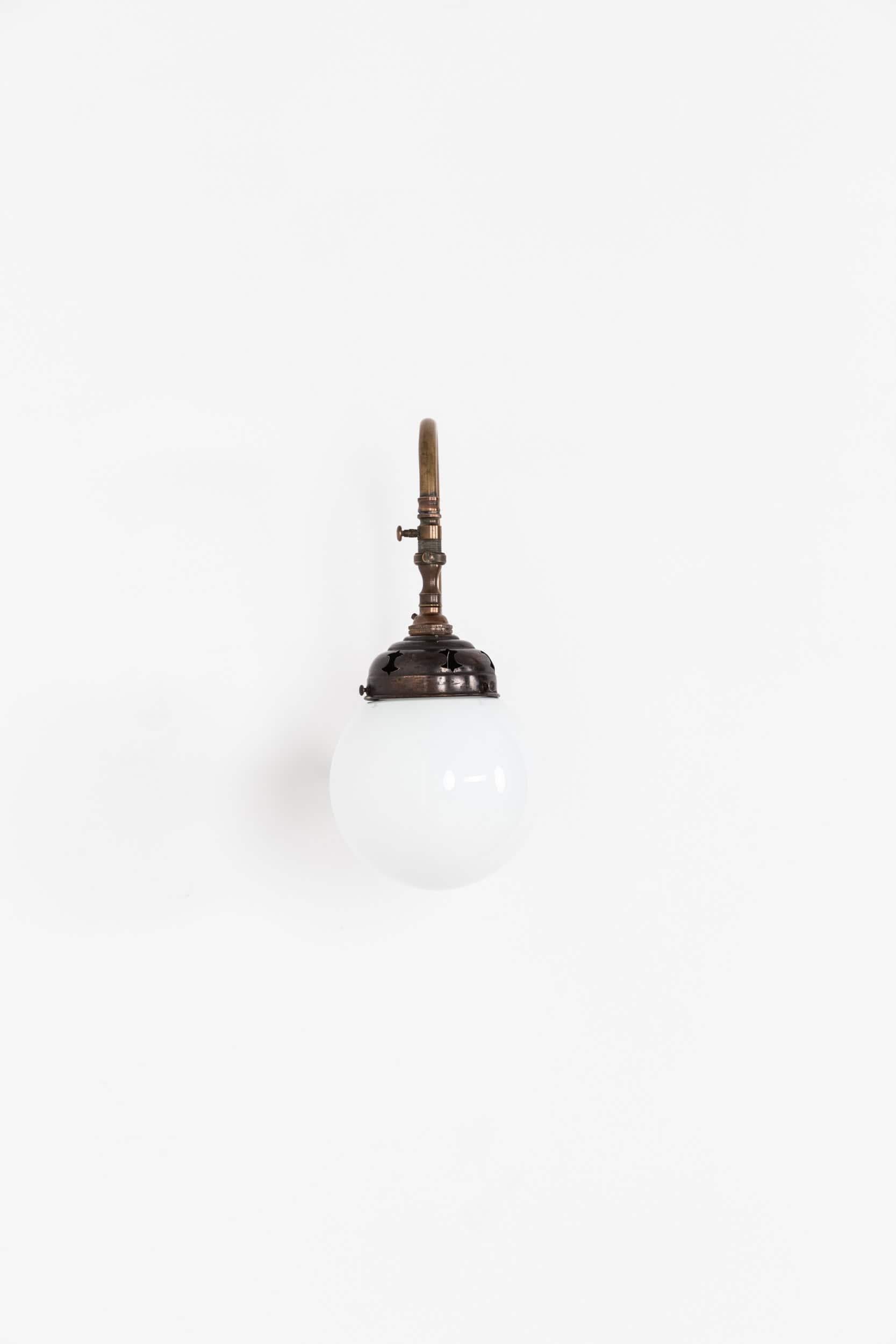 Ancienne lampe murale à gaz William Walls en verre opalin et laiton, C.C. 1900 État moyen - En vente à London, GB