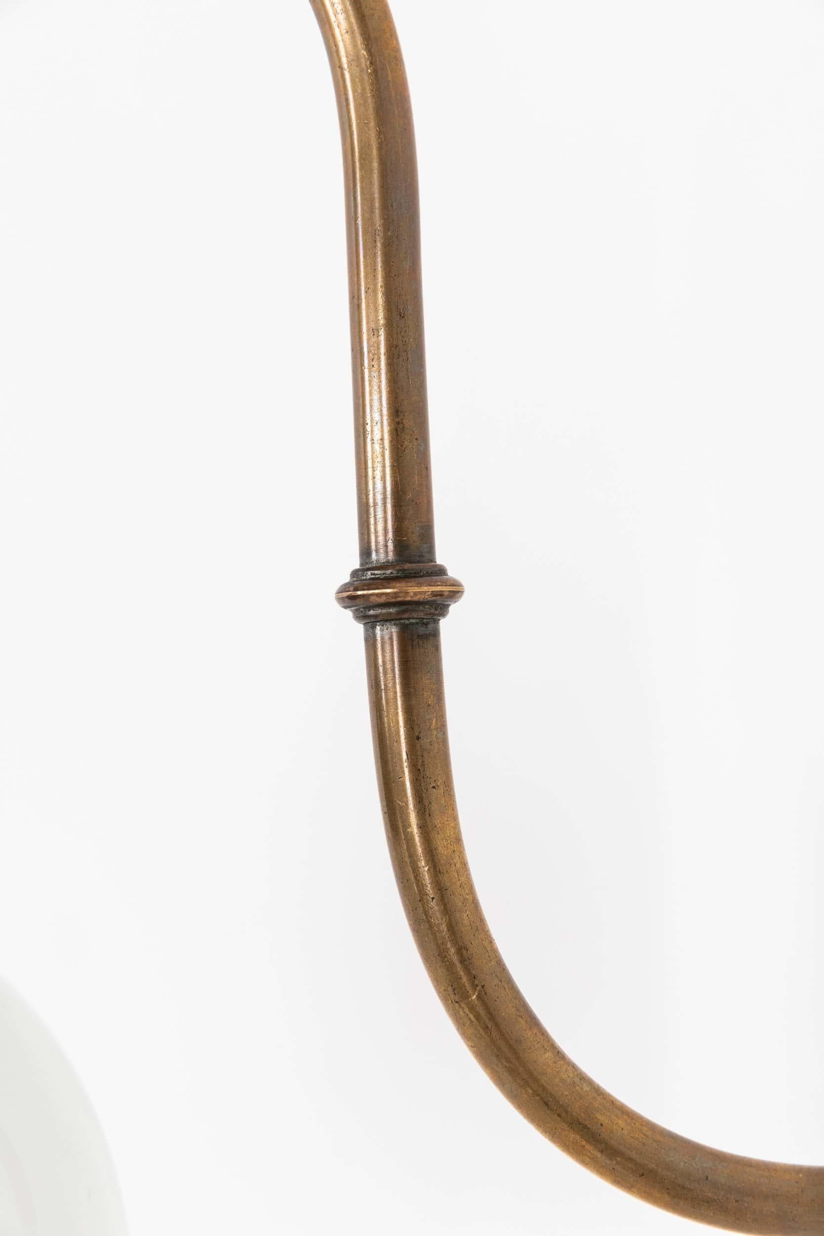 20ième siècle Ancienne lampe murale à gaz William Walls en verre opalin et laiton, C.C. 1900 en vente