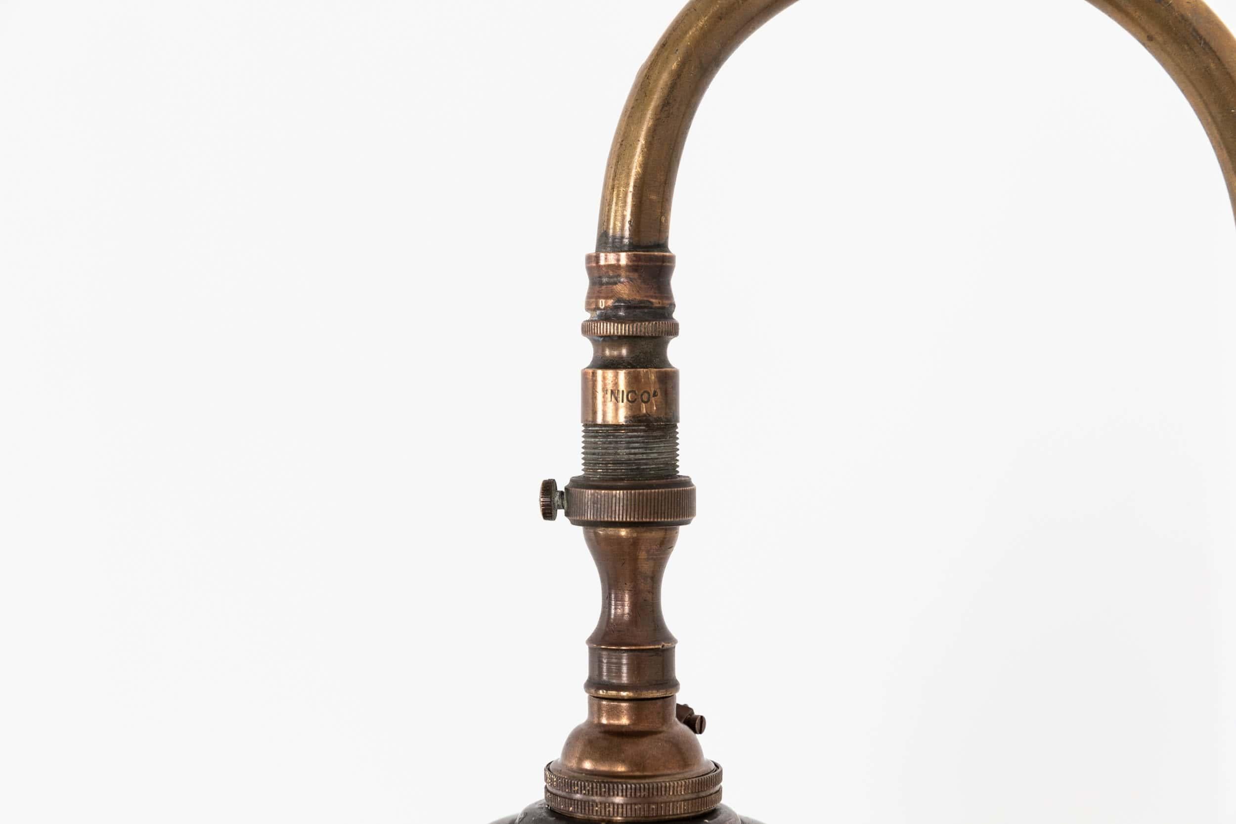 Laiton Ancienne lampe murale à gaz William Walls en verre opalin et laiton, C.C. 1900 en vente
