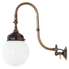 Ancienne lampe murale à gaz William Walls en verre opalin et laiton, C.C. 1900