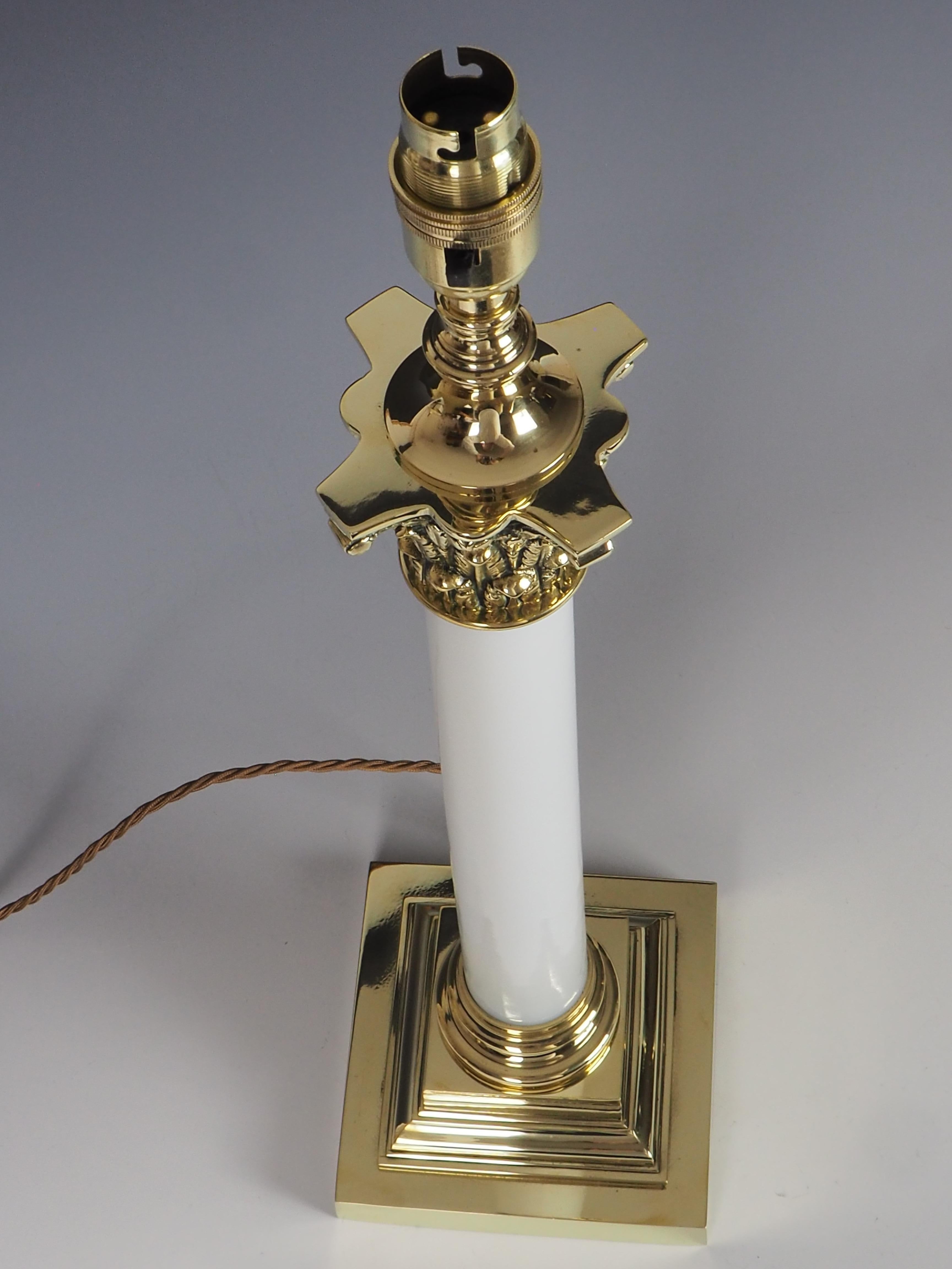 Lampe de table à colonne corinthienne ancienne en verre opalin en vente 4