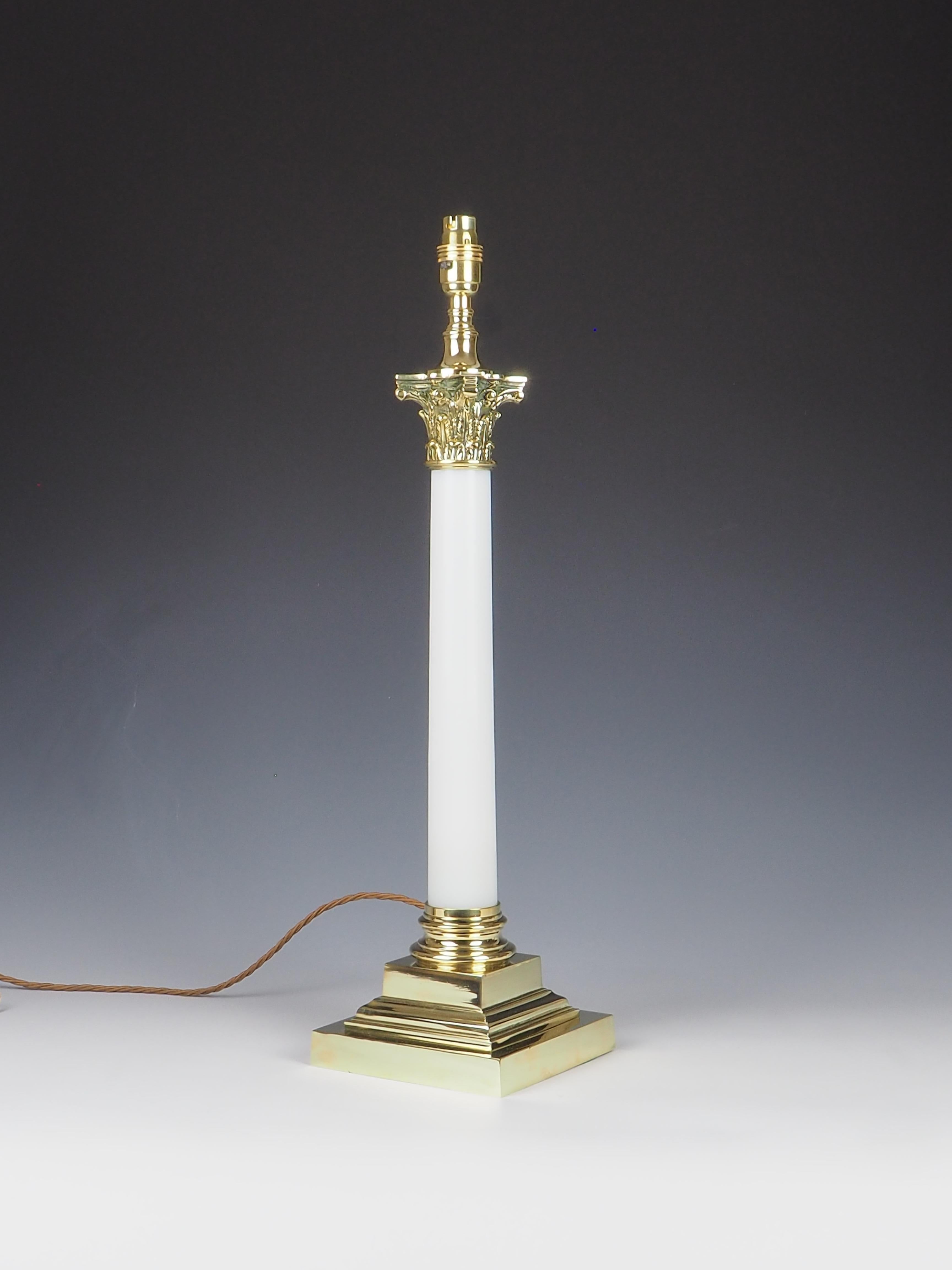 Lampe de table ancienne à colonne corinthienne en verre opalin, une pièce étonnante datant d'environ 1870. Cette lampe présente une grande colonne en verre opalin qui se rétrécit doucement, créant une silhouette élégante qui capte le regard.

Le