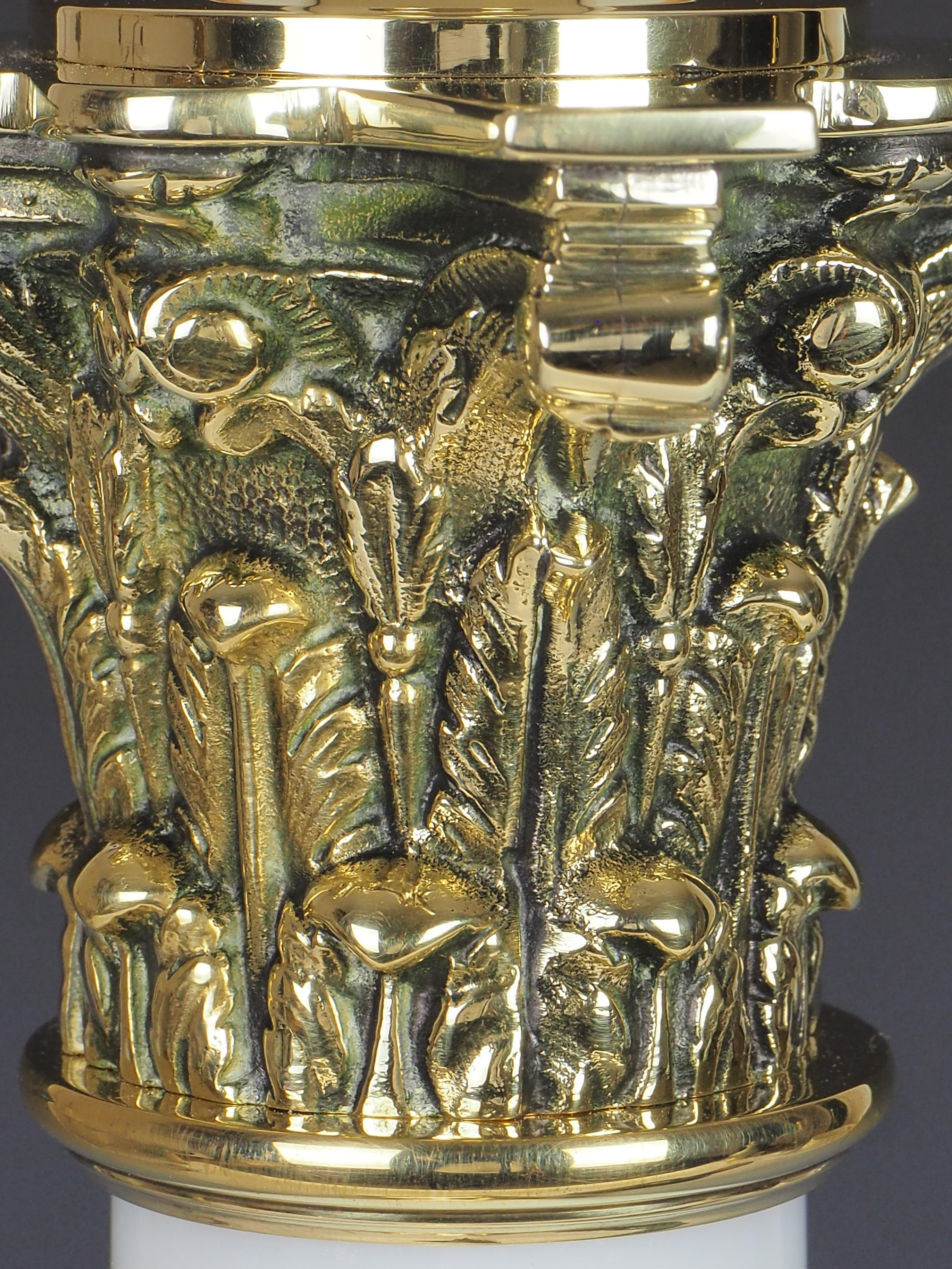 XIXe siècle Lampe de table à colonne corinthienne ancienne en verre opalin en vente