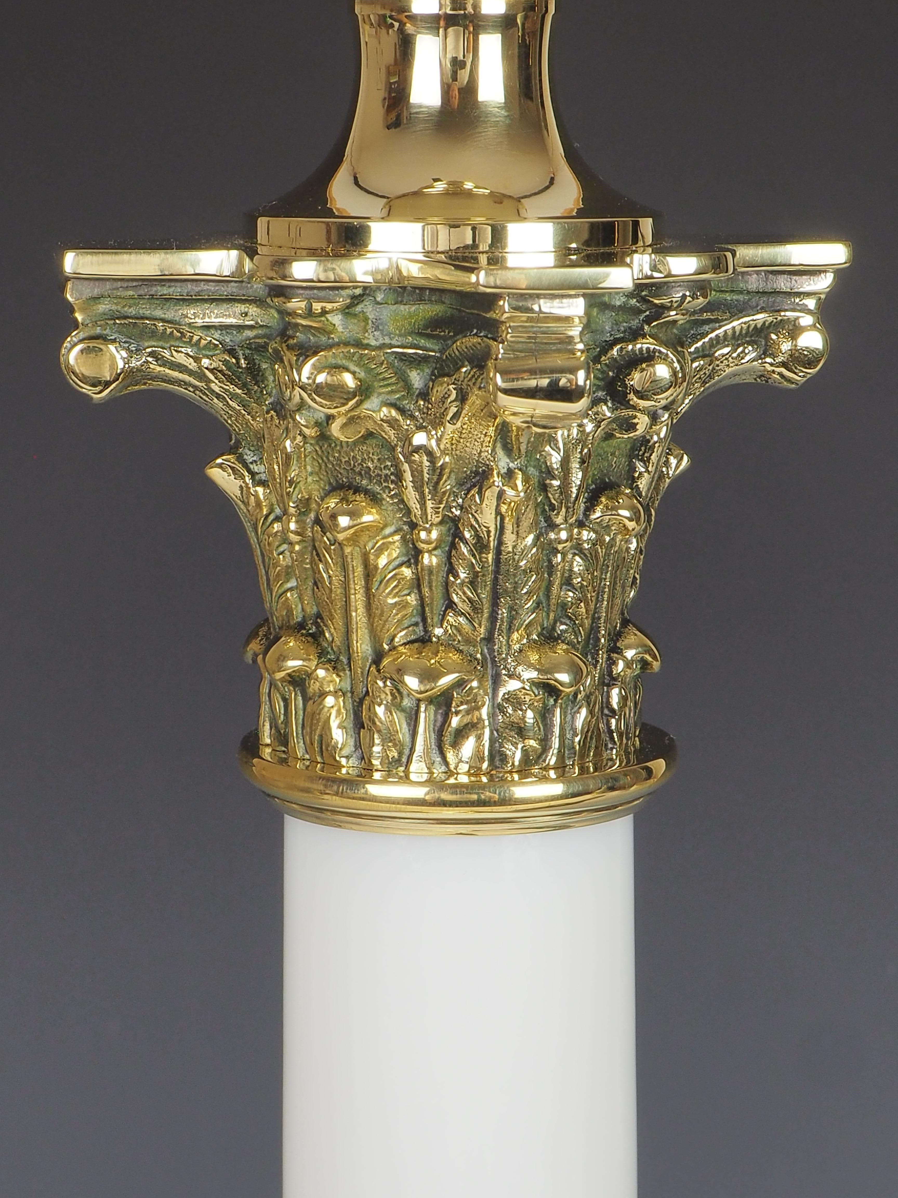 Laiton Lampe de table à colonne corinthienne ancienne en verre opalin en vente