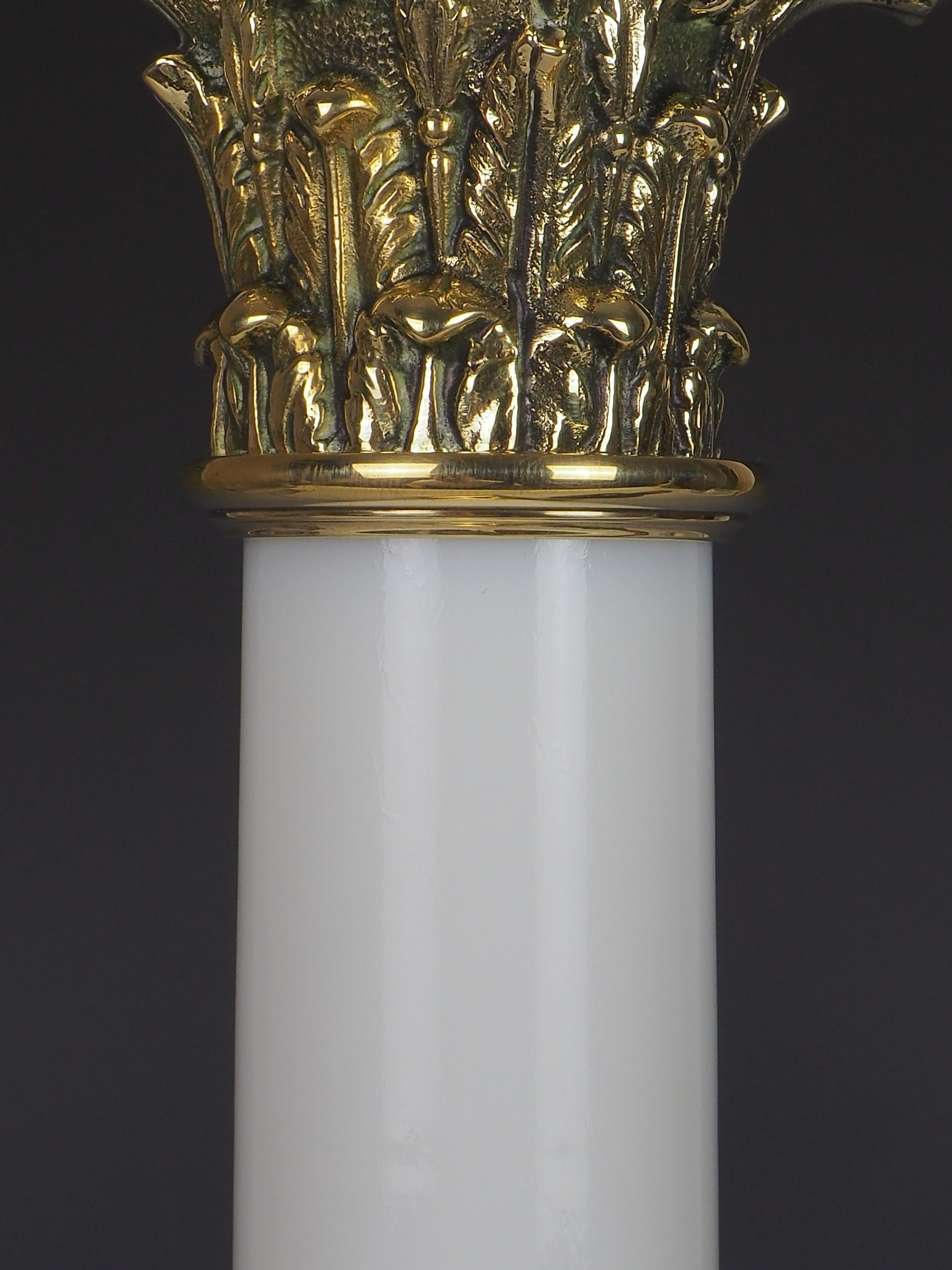 Lampe de table à colonne corinthienne ancienne en verre opalin en vente 1