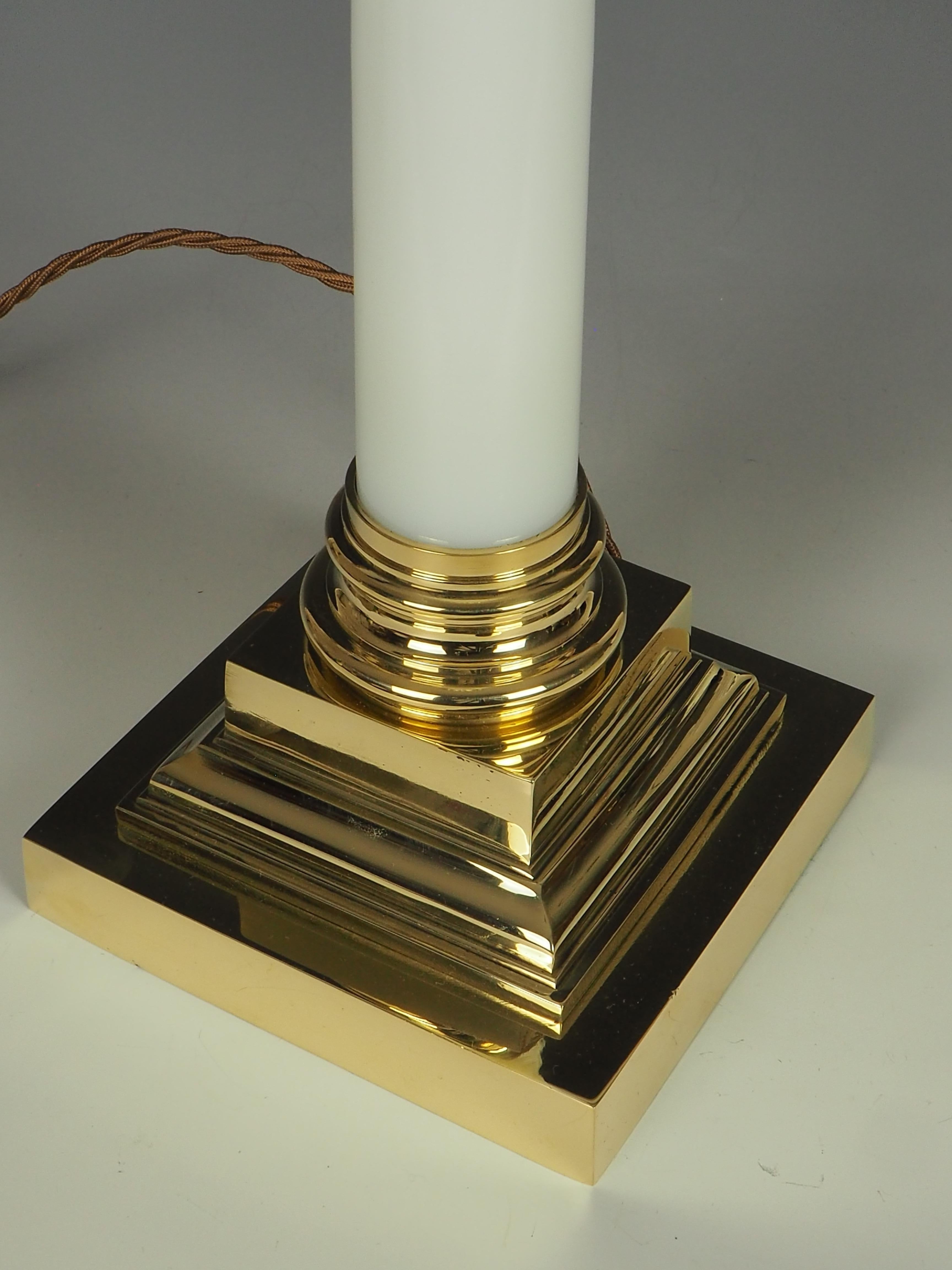 Lampe de table à colonne corinthienne ancienne en verre opalin en vente 2