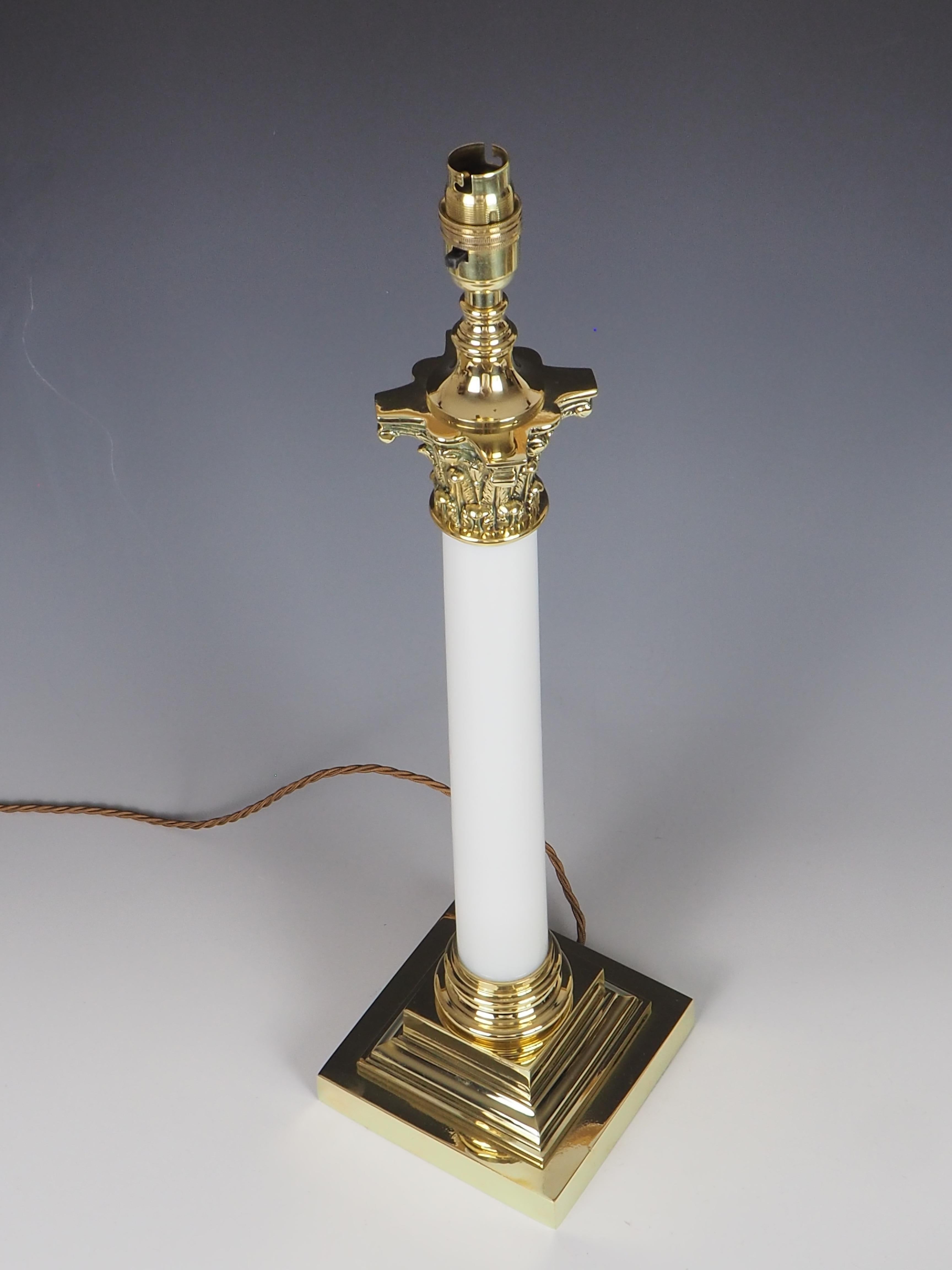 Lampe de table à colonne corinthienne ancienne en verre opalin en vente 3