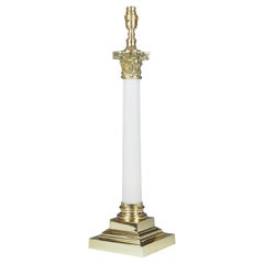 Lámpara de sobremesa antigua de columna corintia de cristal opalino