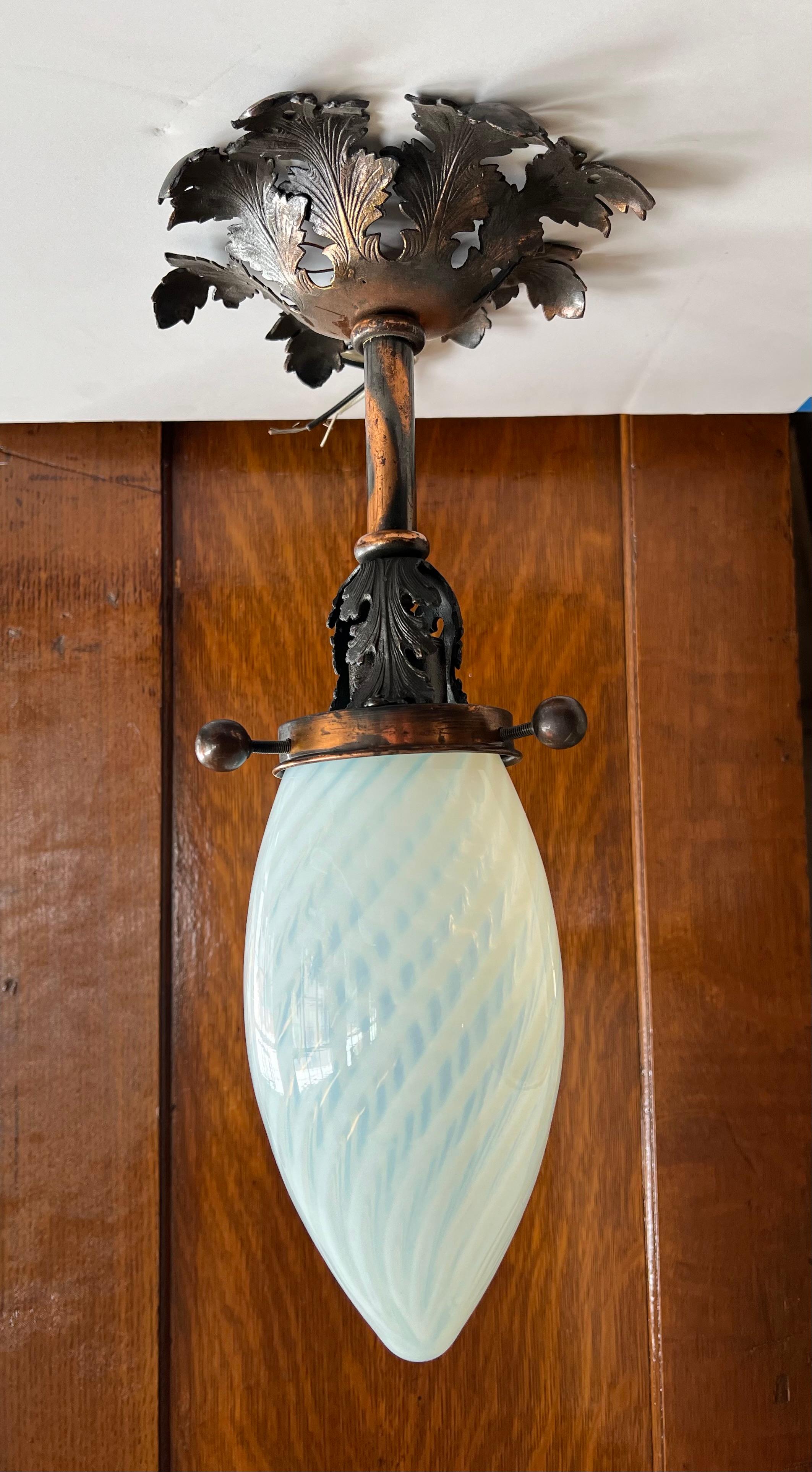 Lampada a sospensione a goccia in vetro opalino del 1900. Ricablata di recente. 