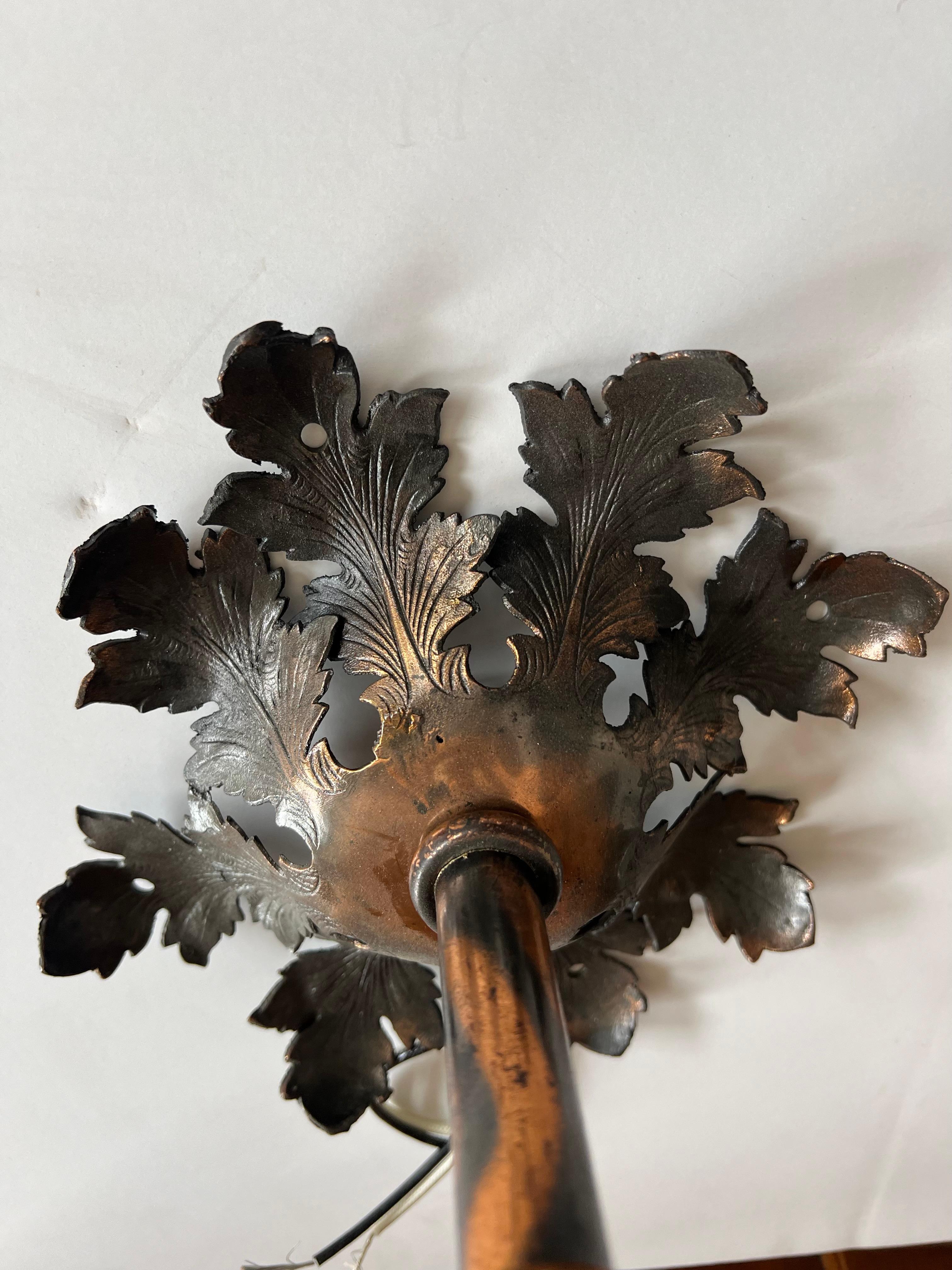Lampada a sospensione a goccia in vetro opalino antico In condizioni buone in vendita a Chicago, IL