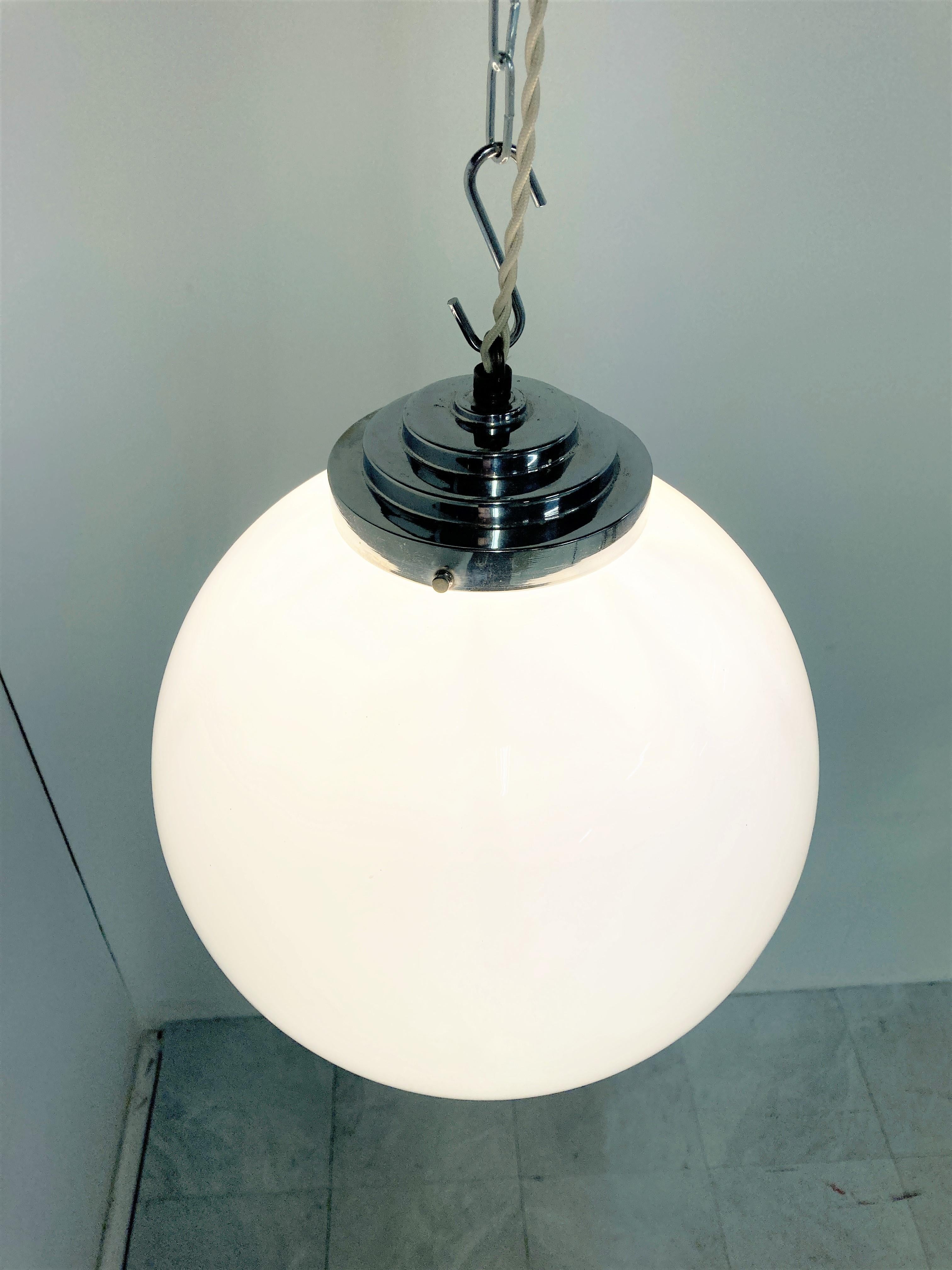 Antique Art Deco hallway pendant light.

This lamp is very typical for the Art Deco era and was widely used to be hung in hallways, offices or larger public places.

The lamp has the original stepped nikkel plated shade holder.

The shade
