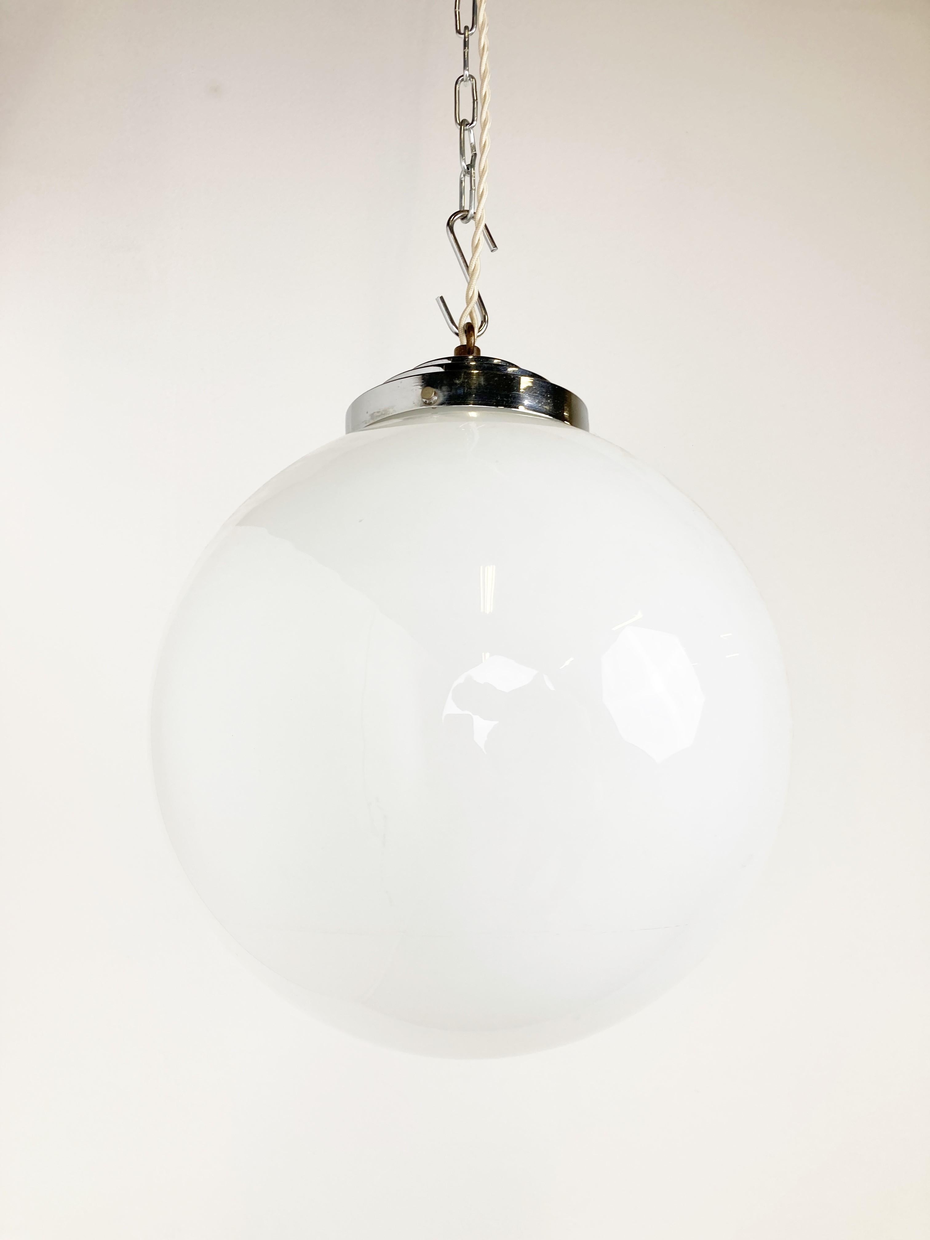 Art déco Suspension ancienne à globe en opaline 1930 en vente