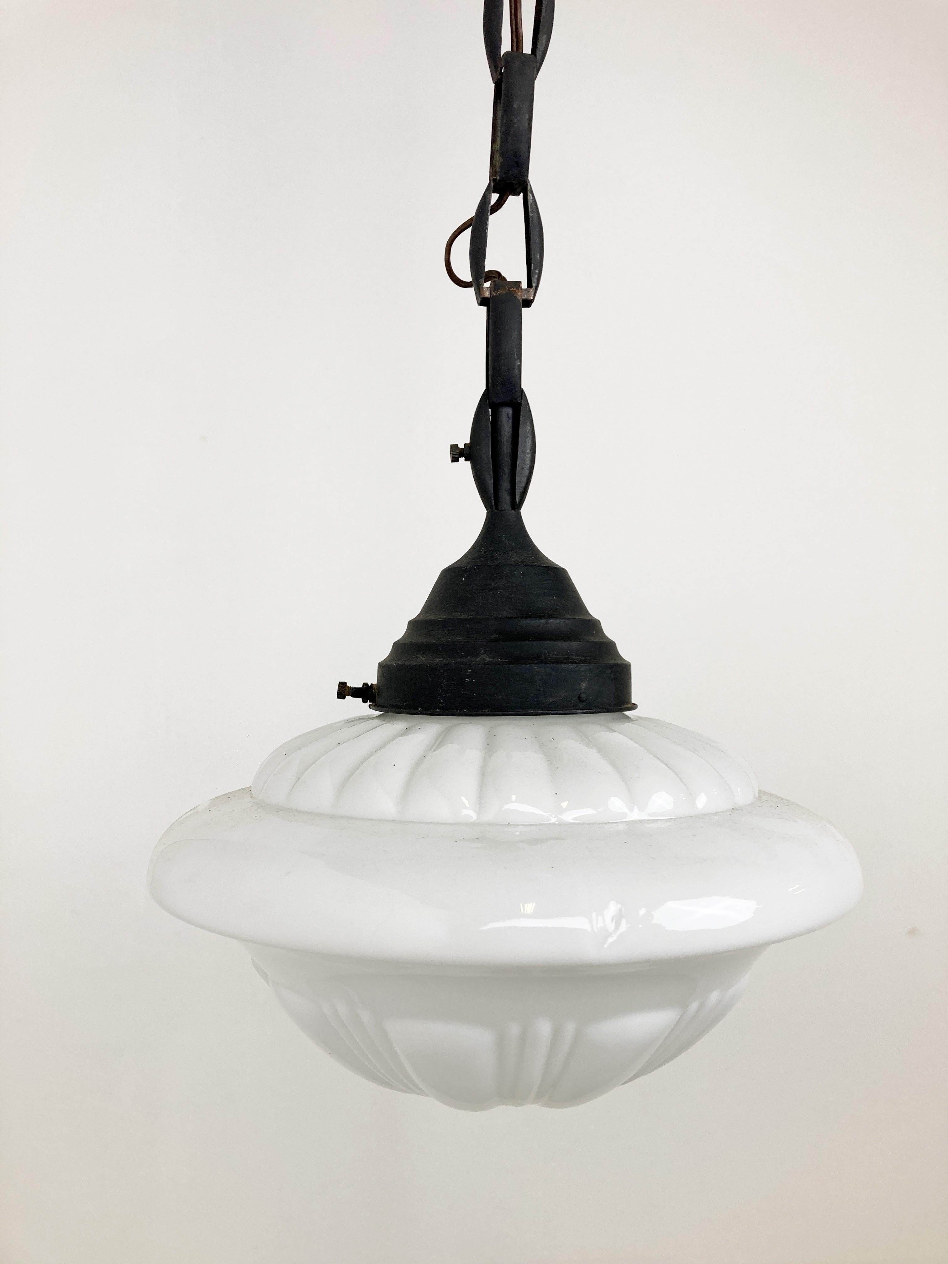 Cuivre Lampe à suspension ancienne en opaline, années 1930 en vente
