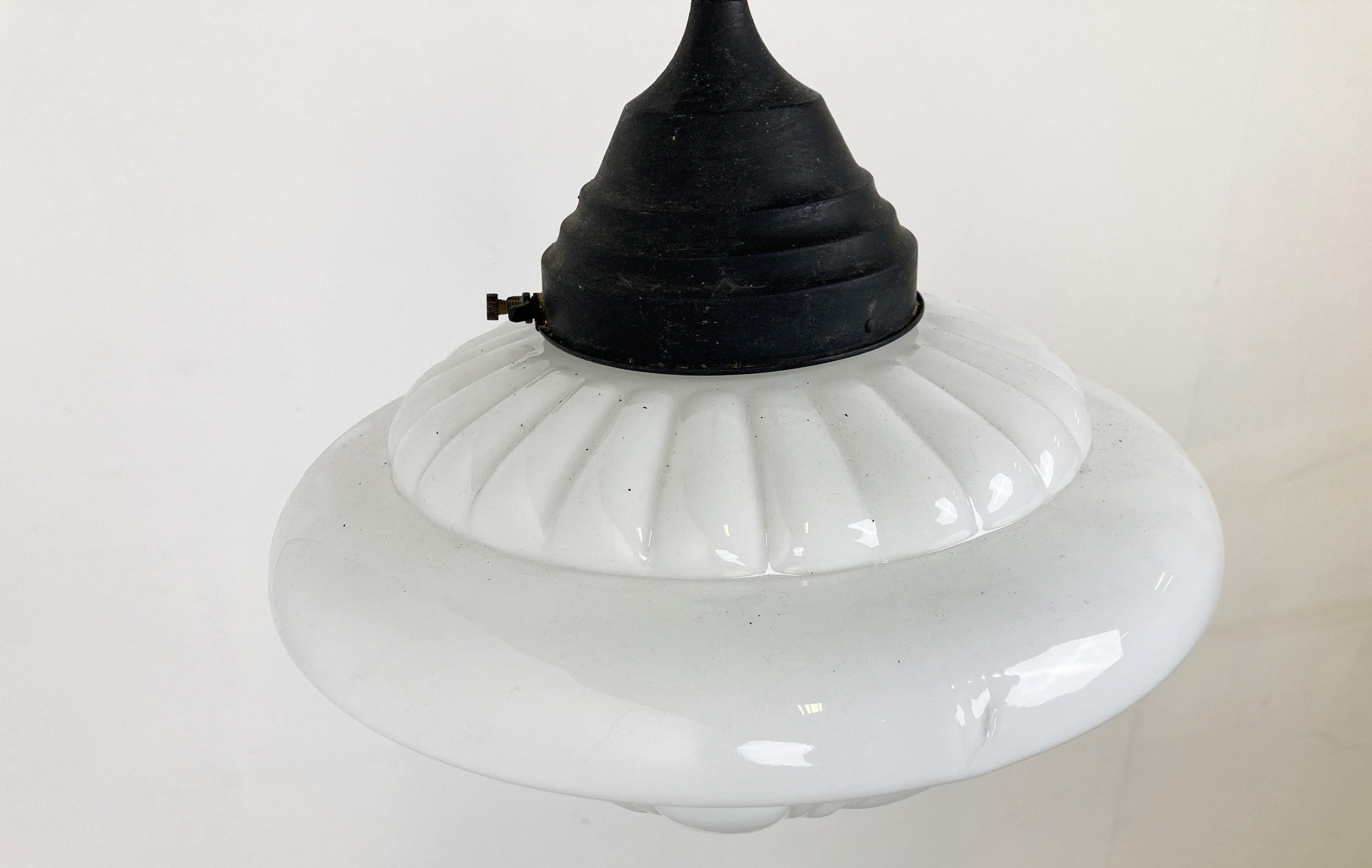 Lampe à suspension ancienne en opaline, années 1930 en vente 1